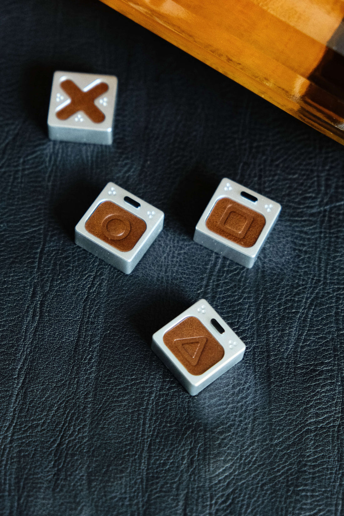 Genuine leather gaming blocks, personalized keycaps, directional keys, imitation metal coating, handmade leather keycaps, single creative keycaps, retro style keycaps
