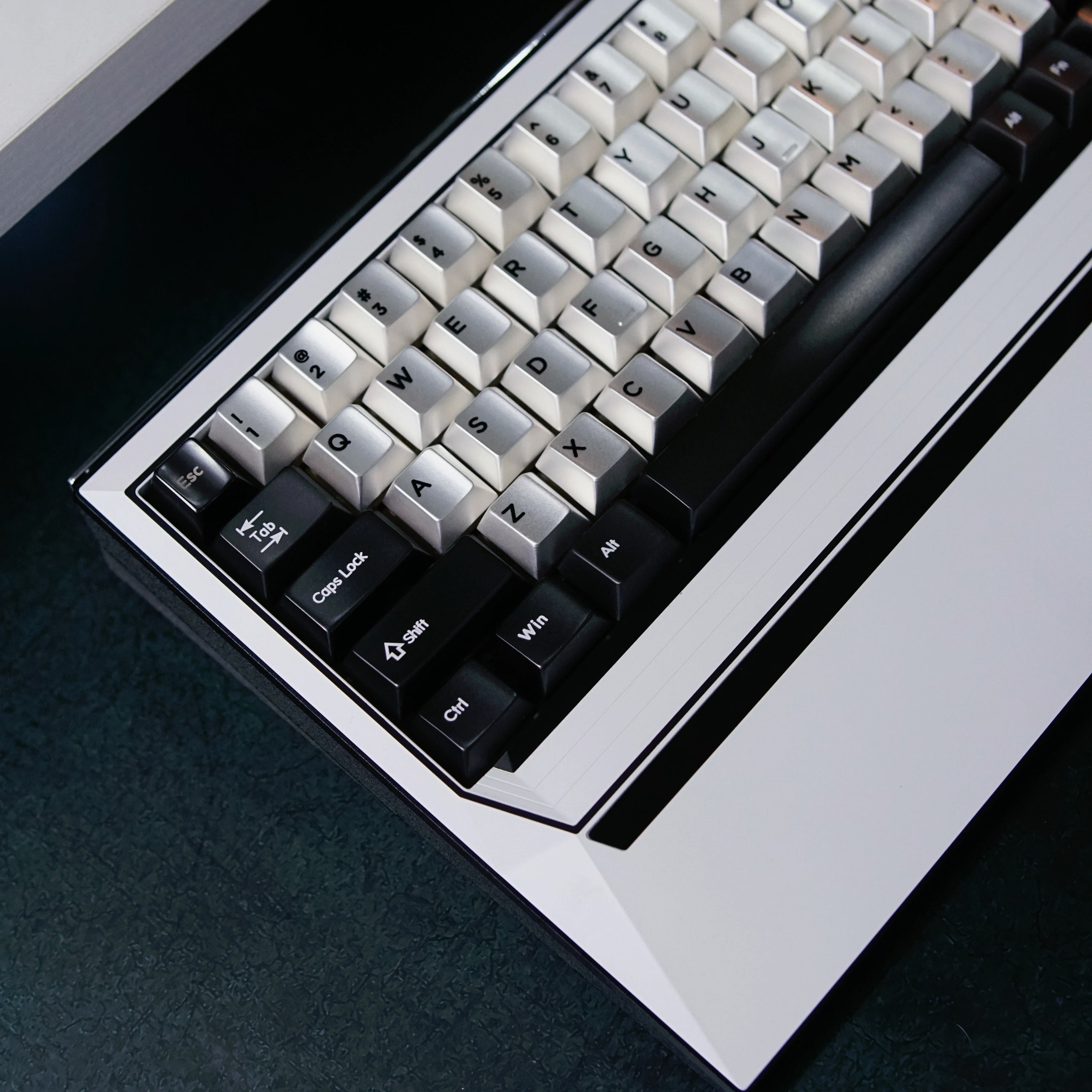 Black silver color scheme simple conventional style metal material CNC machining zinc alloy keycap set