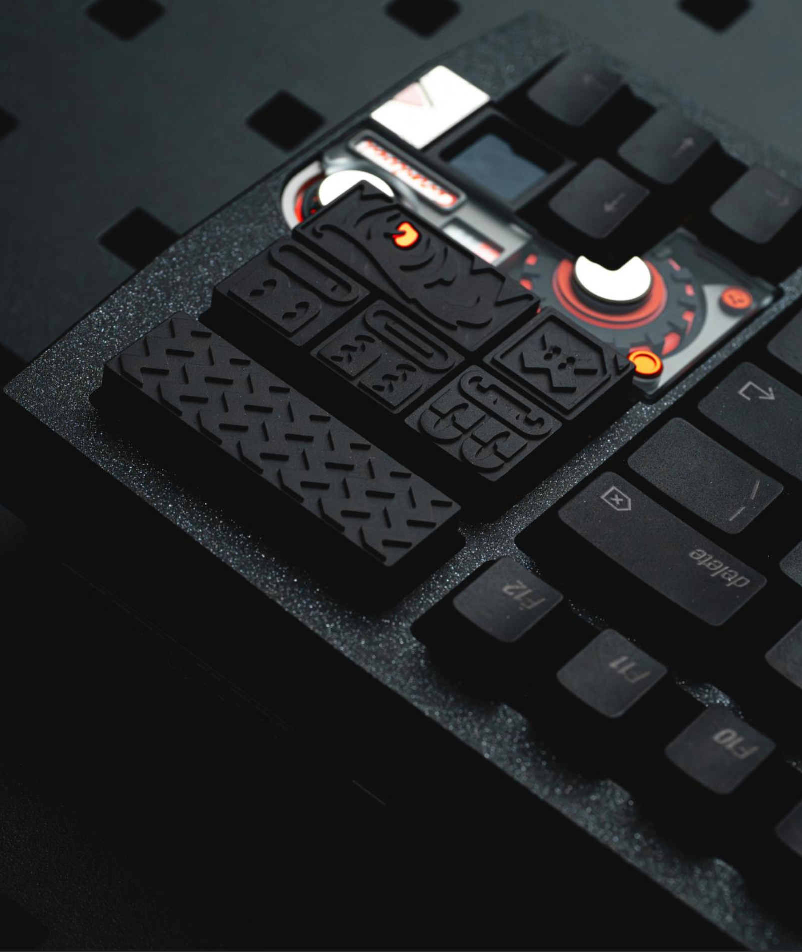 Virtual Kingdom Theme Emotion EMOTION CNC Anode Silver Black Pink Metal Personalized Decorative Keycap Set.