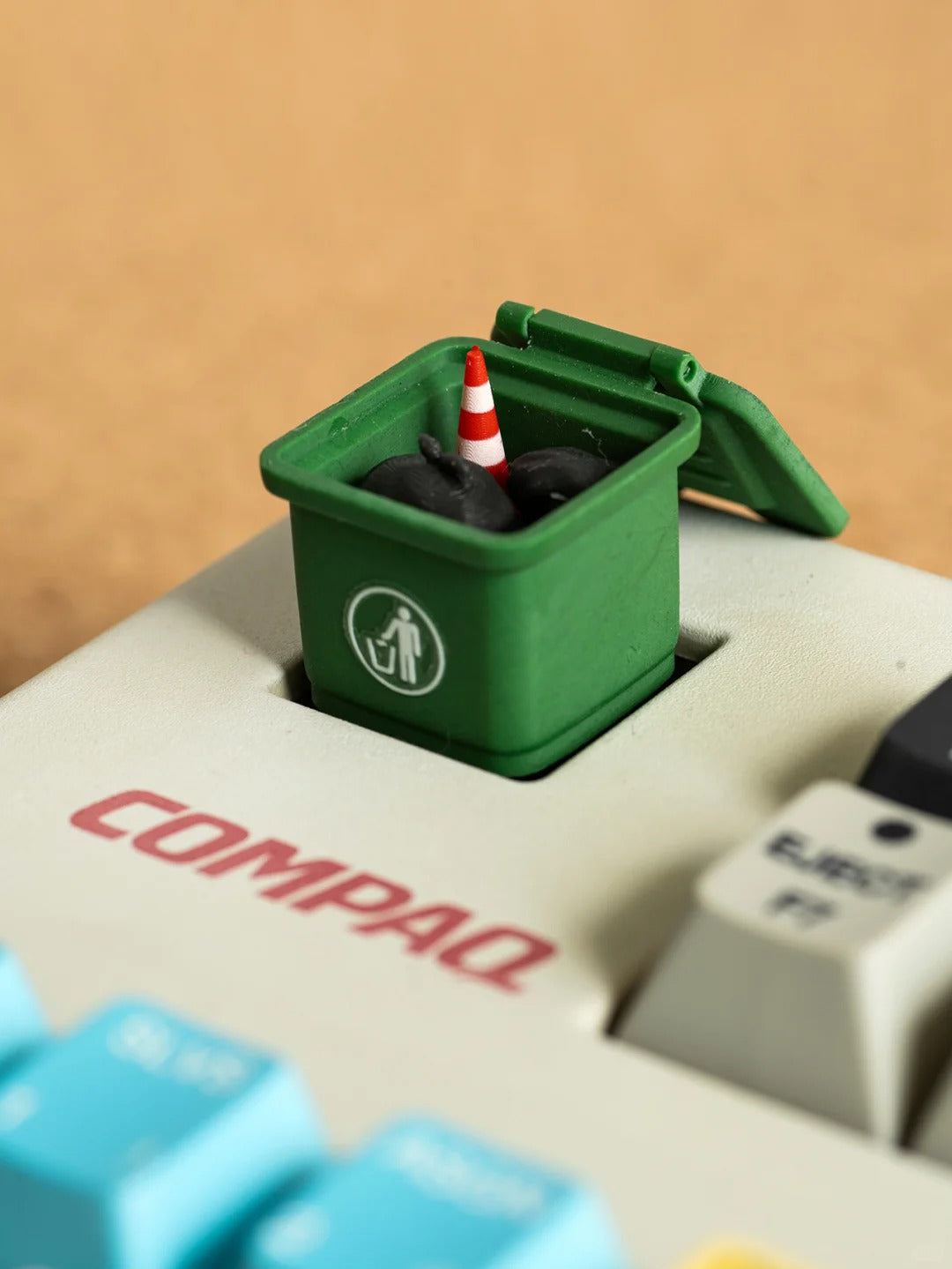Environmentally friendly trash can personalized keycaps, creative pranks, funny and innovative design decorative keycaps, mechanical keyboard art installation keycaps