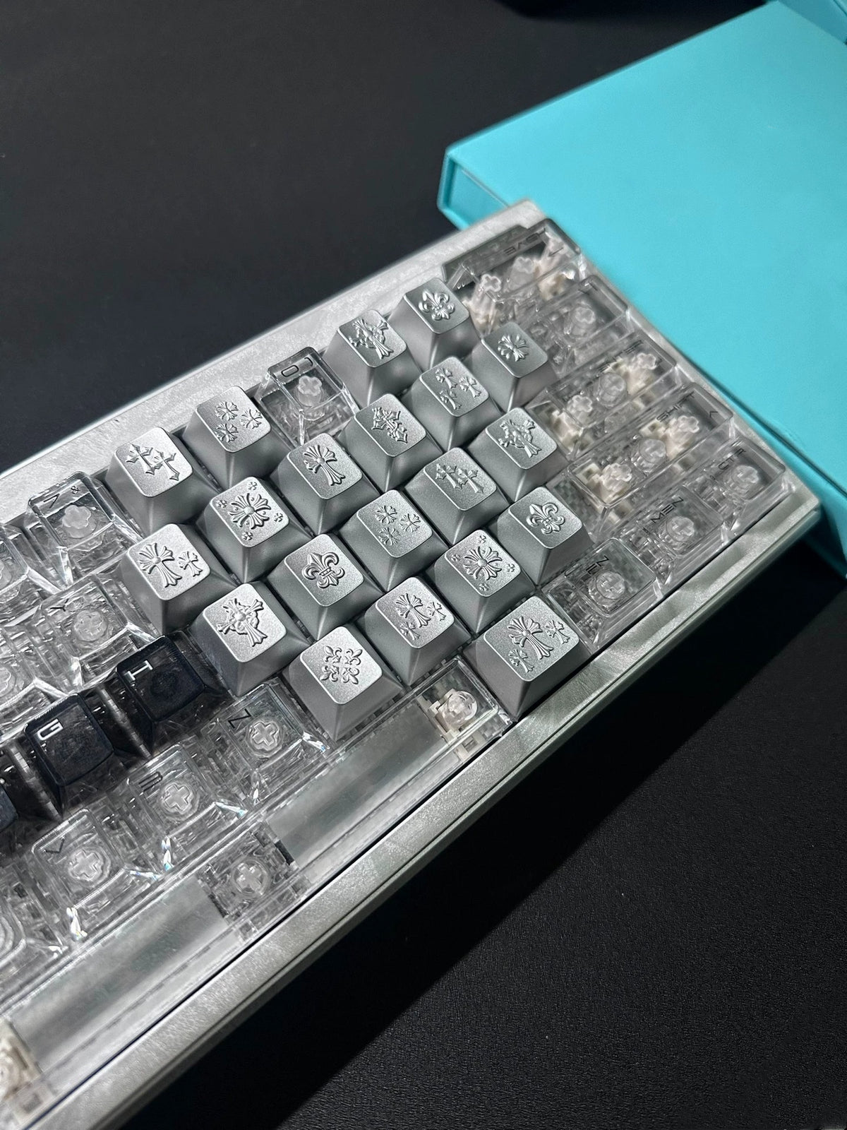 Vintage cross made of metal material, metal set retro medieval Gothic style creative keycap，Love type area/21 pieces/ a set mechanical keyboard, creative computer desktop matching keycaps, Mechanical keyboard decorative keycaps