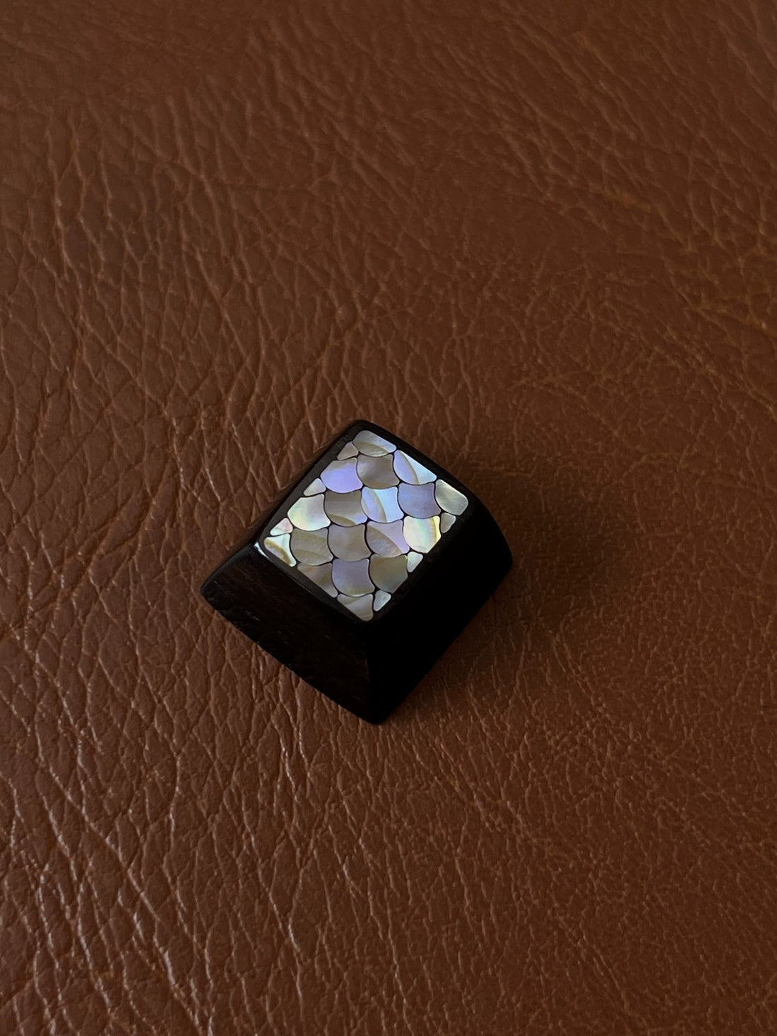Purple sandalwood inlaid shell keycaps, 1U  handmade customized personalized keycaps, simple cultural and creative colorful pearl shells+wooden keycaps, mechanical keyboard art decoration keycaps