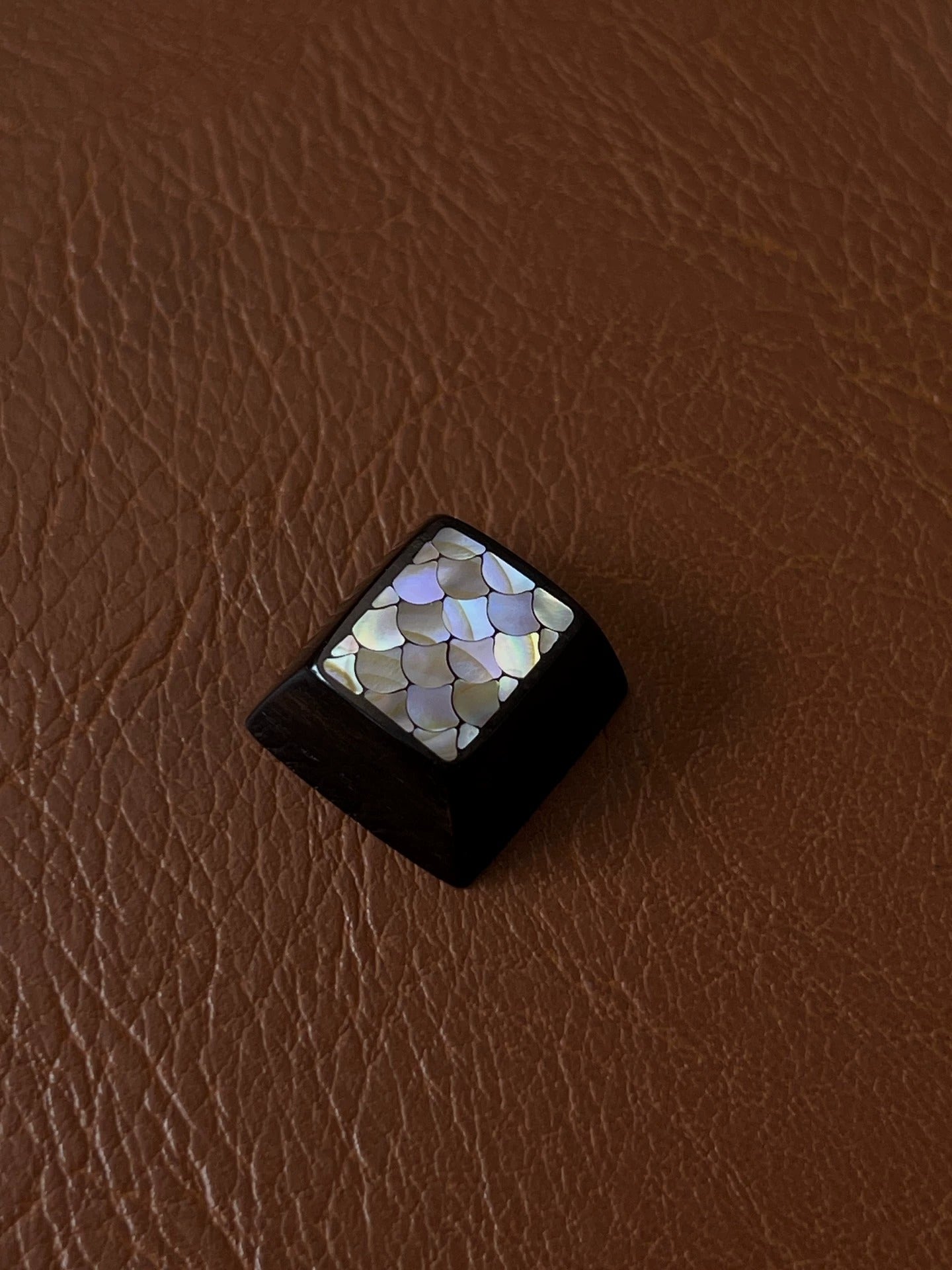 Purple sandalwood inlaid shell keycaps, 1U  handmade customized personalized keycaps, simple cultural and creative colorful pearl shells+wooden keycaps, mechanical keyboard art decoration keycaps