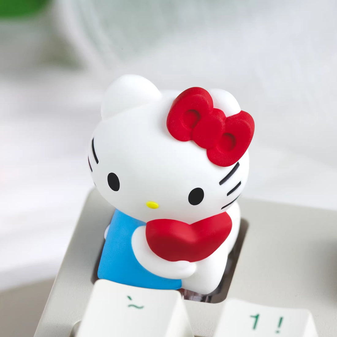 Hello Kitty， Multi colored resin molded personalized keycaps, cute style resin decorative keycaps for anime and games
