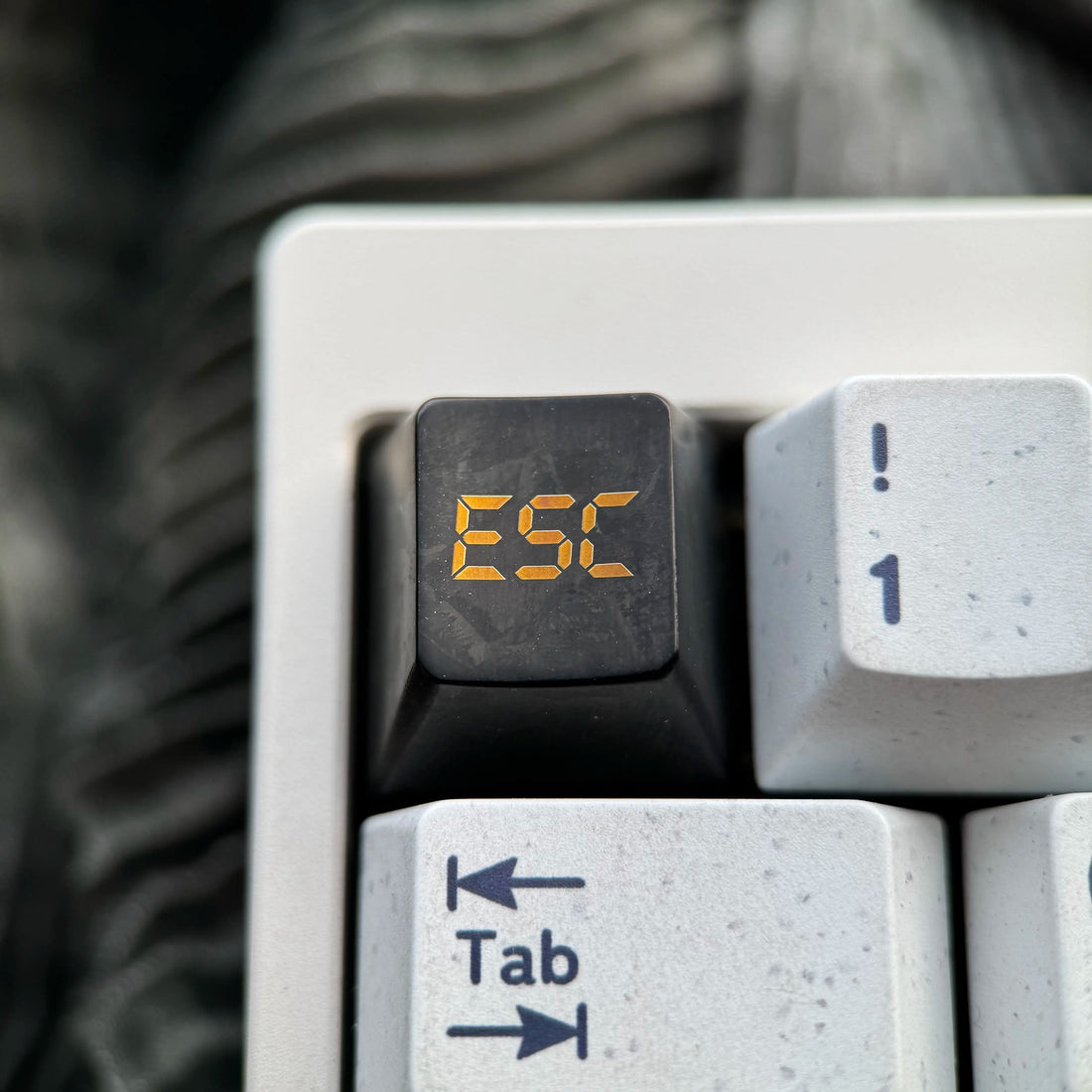Black titanium alloy ice crystal patterned personalized keycap, titanium alloy simple metal decorative keycap basic version