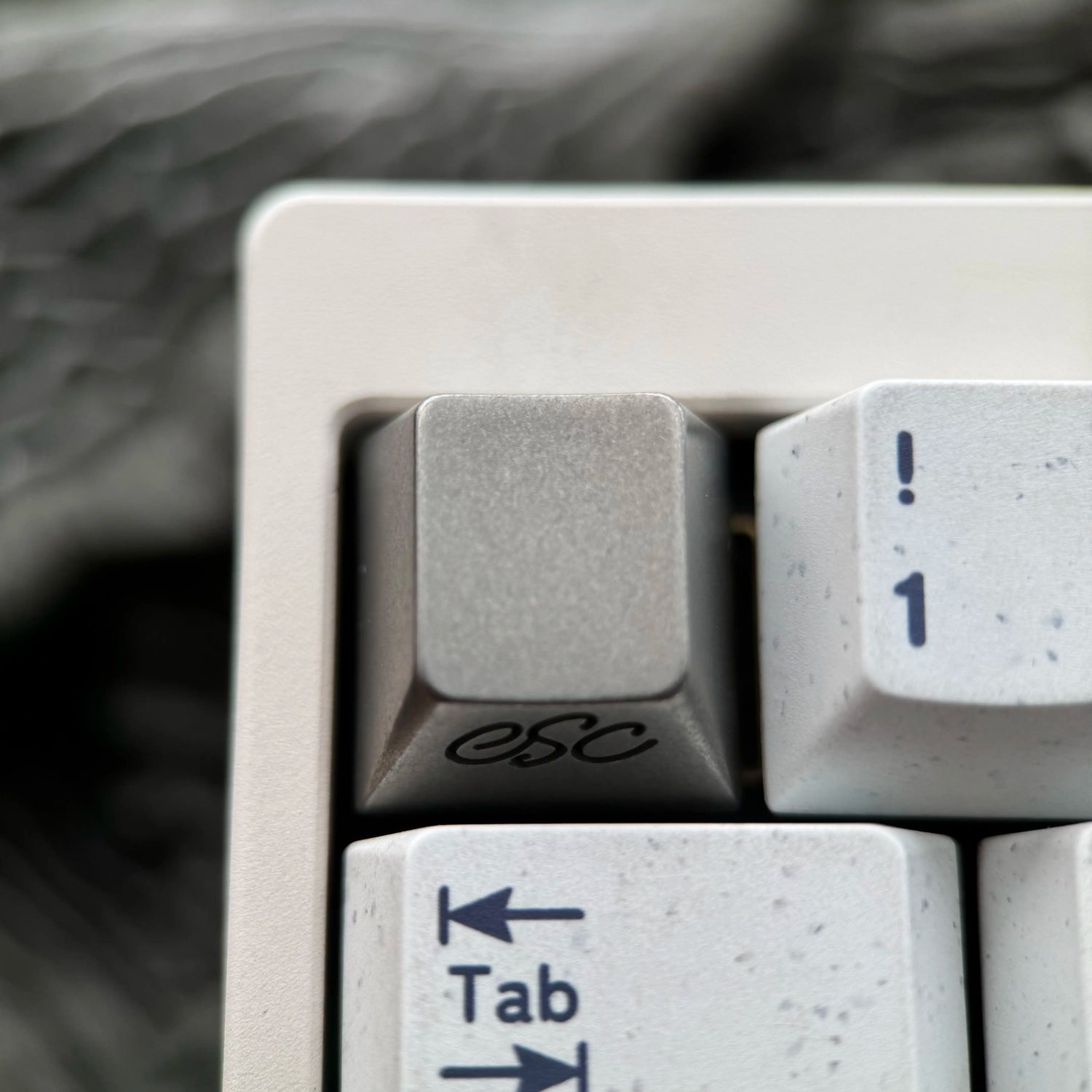 Titanium alloy keycap hollow ESC key, metal stone wash process, mechanical keyboard decoration personalized keycap