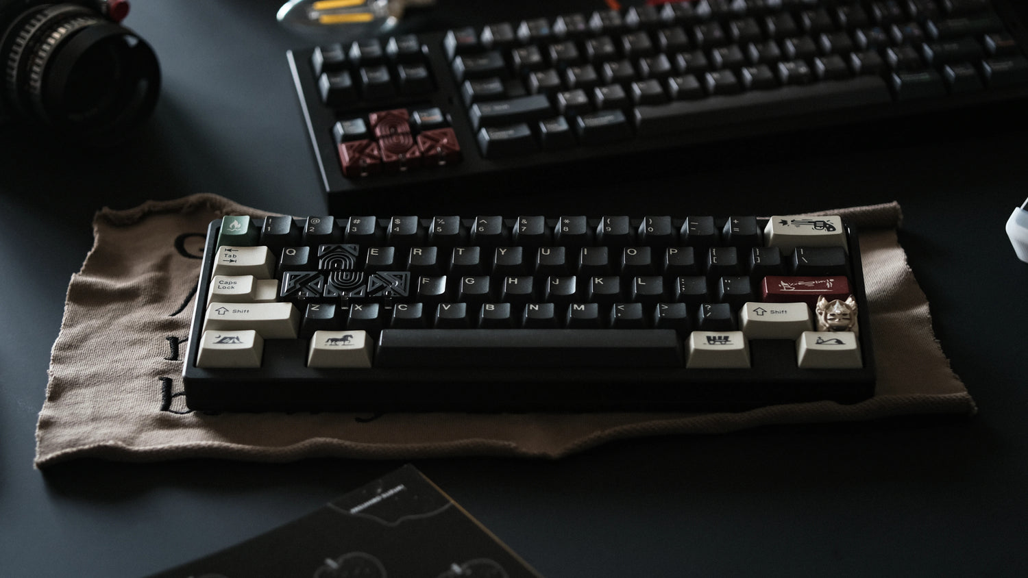 Misalignment design, directional key set, translucent effect, minimalist resin+metal powder material personalized keycaps, mechanical keyboard decorative keycaps