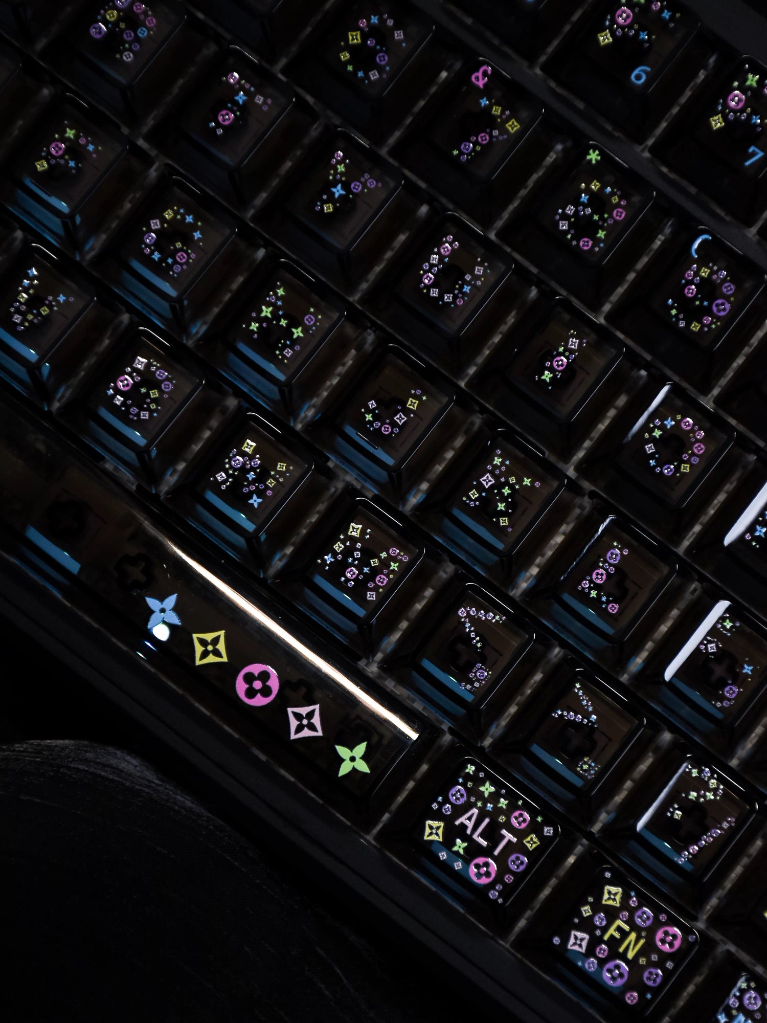 Retro luxury old patterned road personalized keycap set, made of PC material and UV printing technology, creative and fashionable retro decorative keycap set