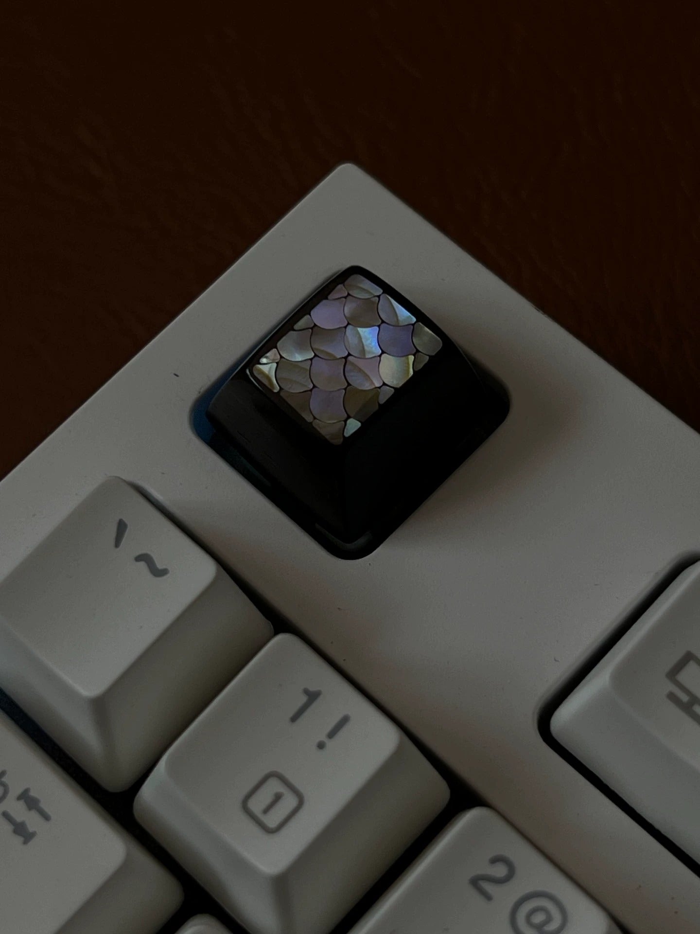 Purple sandalwood inlaid shell keycaps, 1U  handmade customized personalized keycaps, simple cultural and creative colorful pearl shells+wooden keycaps, mechanical keyboard art decoration keycaps