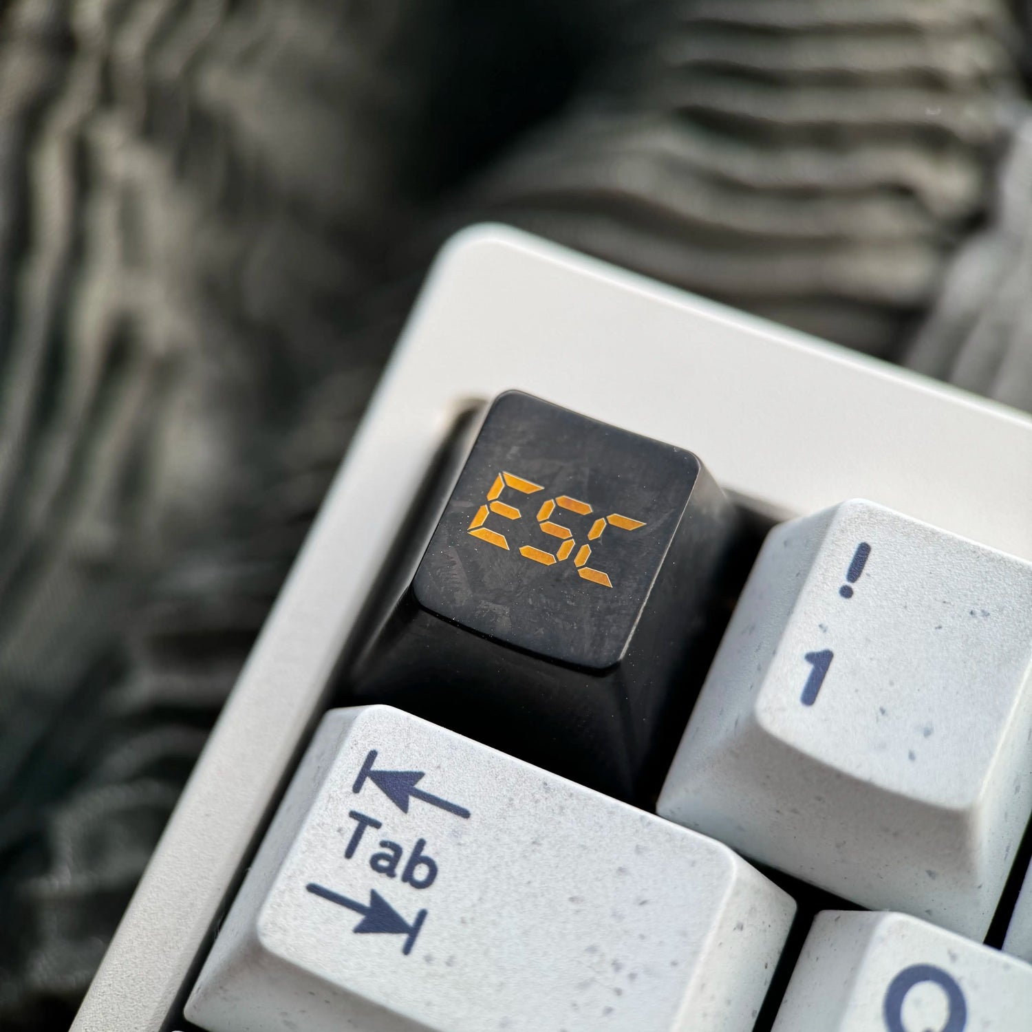 Black titanium alloy ice crystal patterned personalized keycap, titanium alloy simple metal decorative keycap basic version