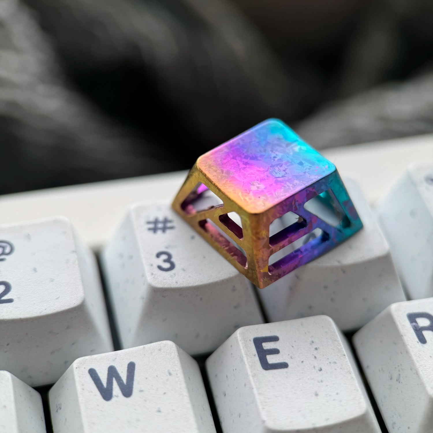 Lightweight hollow design titanium alloy personalized keycap, minimalist style keycap, titanium alloy ice crystal pattern mechanical keyboard replacement keycap R4 height