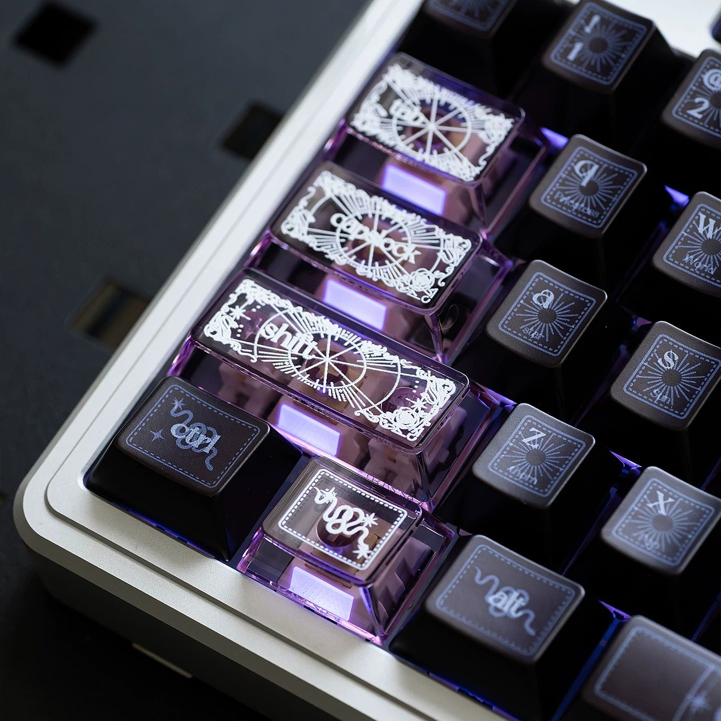 Original design set of dynamic snake theme keycaps, made of PBT material, highly personalized keycap set from the original factory, suitable for 61/64/68/75/84/87/104 key mechanical keyboards in anime and games