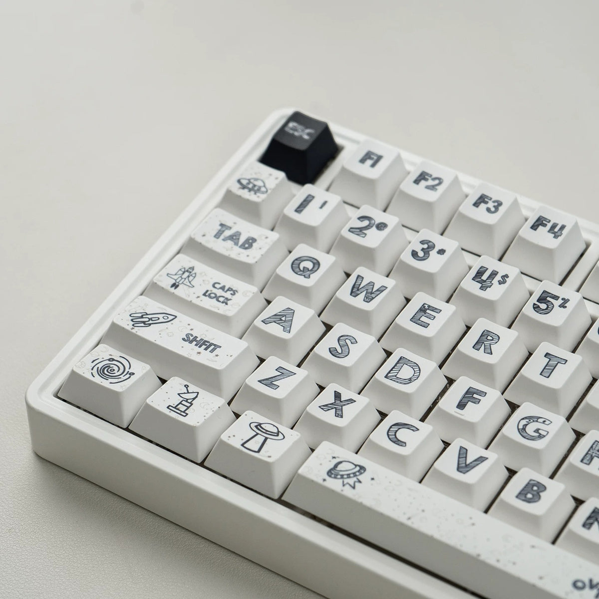White astronaut theme, space UFO creative design big characters PBT material personalized keycap set, creative decorative keycap set, compatible with 61/64/68/75/84/87/104 mechanical keyboard replacement keycap