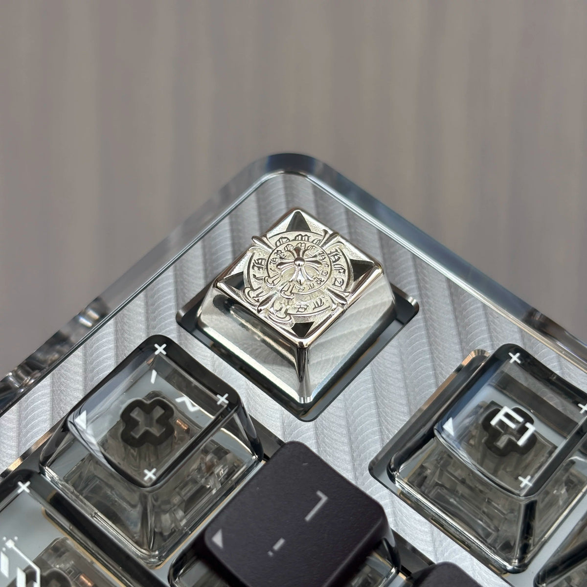 Retro cross-pattern keycaps, openwork Gothic-style metal-accented keycaps, unique silver/copper keycaps, and trendy, artistic keycaps for mechanical keyboards.