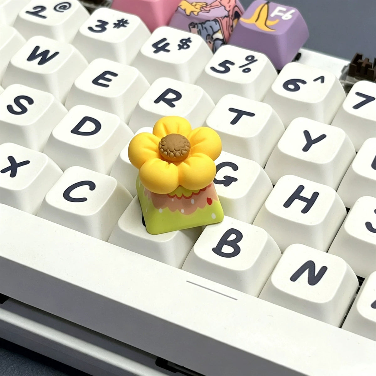 Personalized keycaps with cute flower designs, cut cartoon keycaps with flowers, romantic flowers, mechanical keyboard decorative keycaps