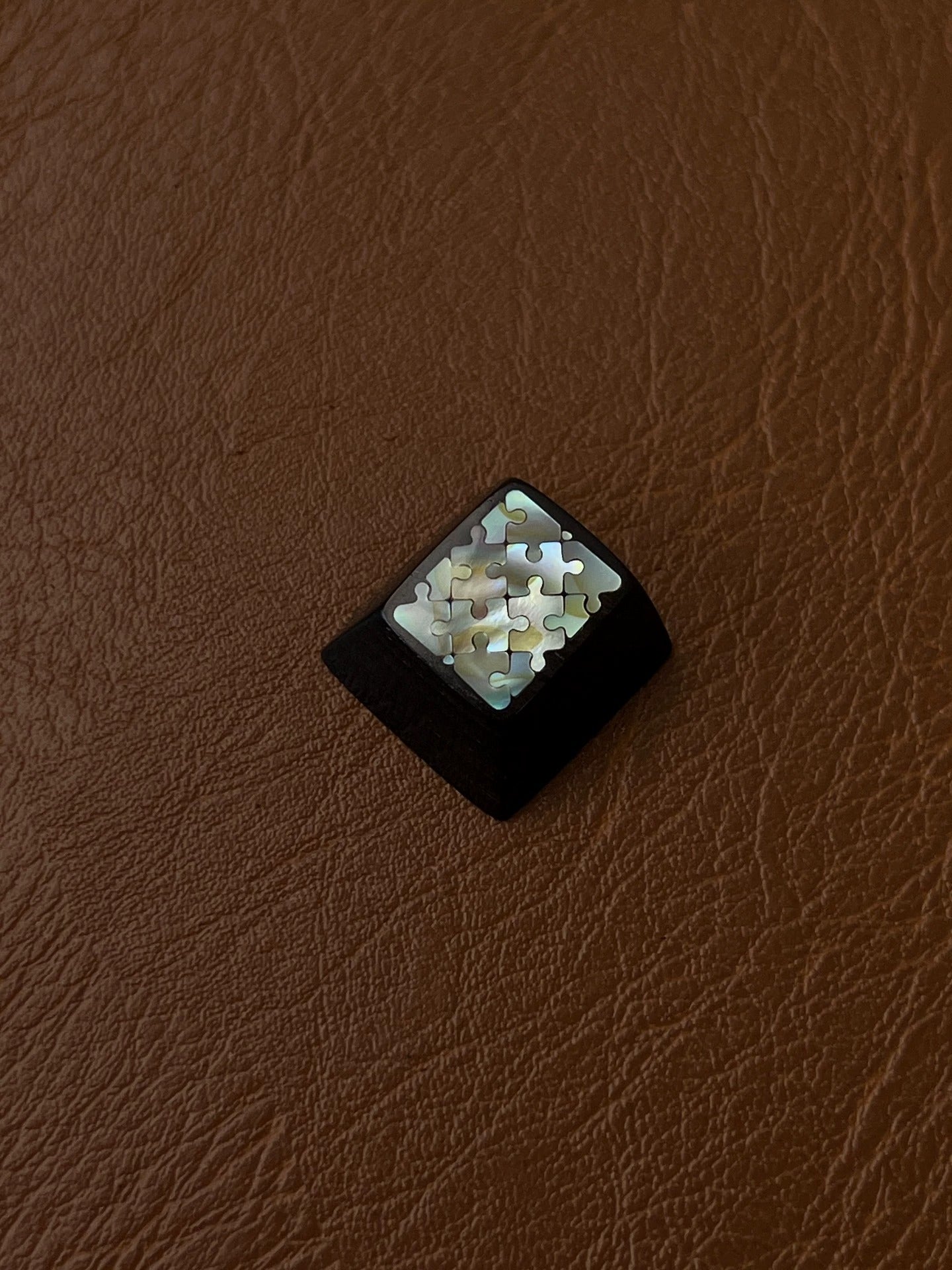 Purple sandalwood inlaid shell keycaps, 1U  handmade customized personalized keycaps, simple cultural and creative colorful pearl shells+wooden keycaps, mechanical keyboard art decoration keycaps