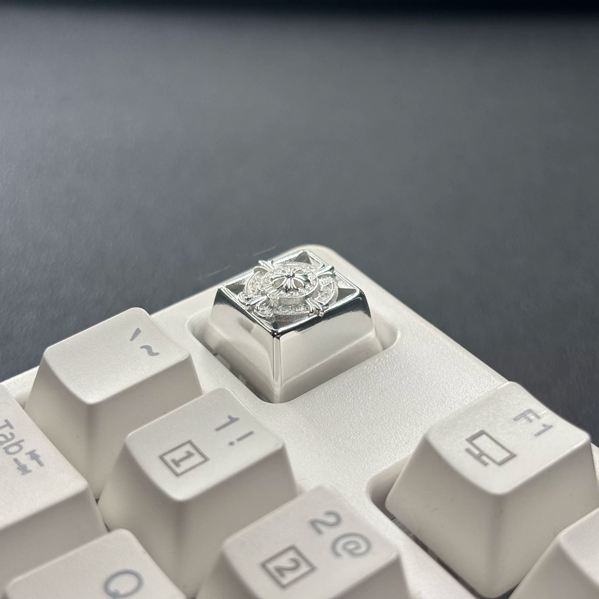 Retro cross-pattern keycaps, openwork Gothic-style metal-accented keycaps, unique silver/copper keycaps, and trendy, artistic keycaps for mechanical keyboards.