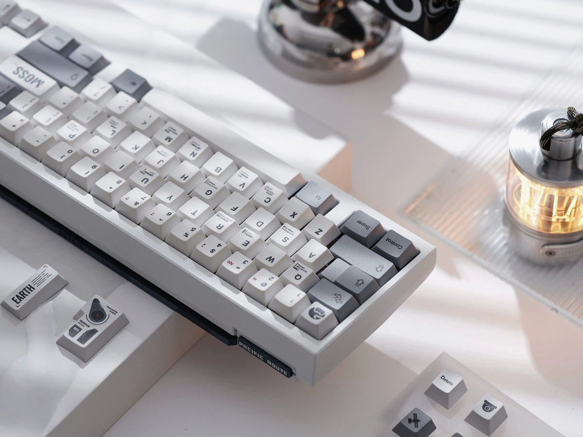 SPACE CRISIS  themed design, MOSS creative keycap set, PBT material personalized keycap set, mechanical keyboard replacement decorative keycaps, compatible with 61/64/68/75/84/87/104 key mechanical keyboard