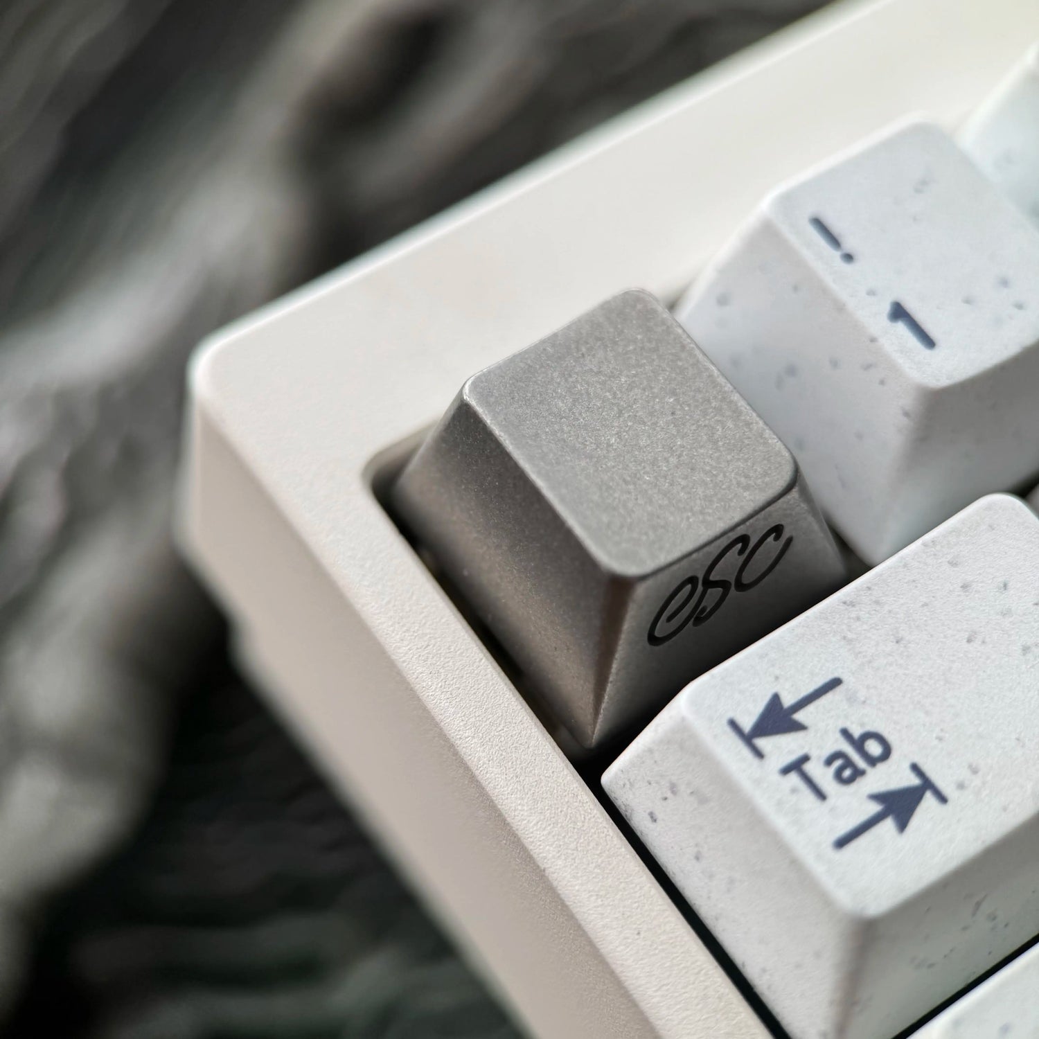 Titanium alloy keycap hollow ESC key, metal stone wash process, mechanical keyboard decoration personalized keycap
