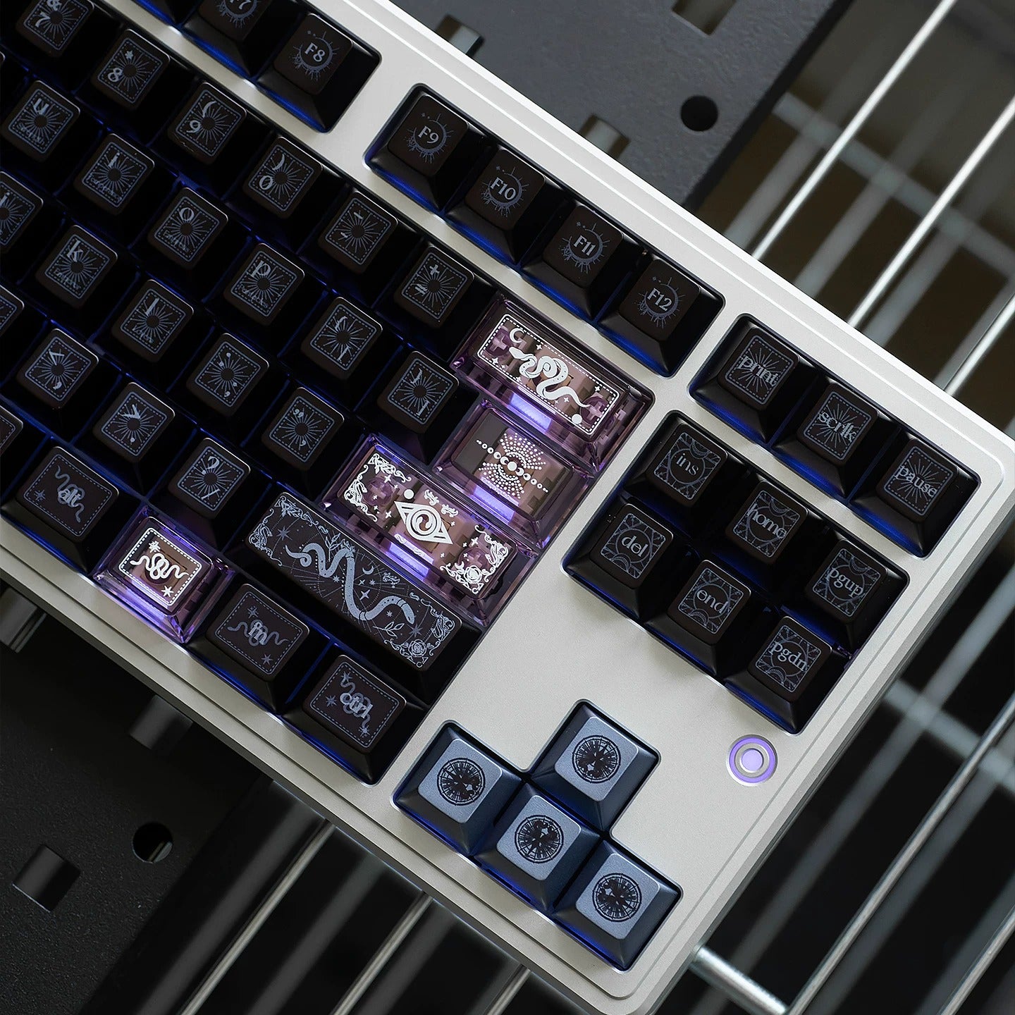 Original design set of dynamic snake theme keycaps, made of PBT material, highly personalized keycap set from the original factory, suitable for 61/64/68/75/84/87/104 key mechanical keyboards in anime and games