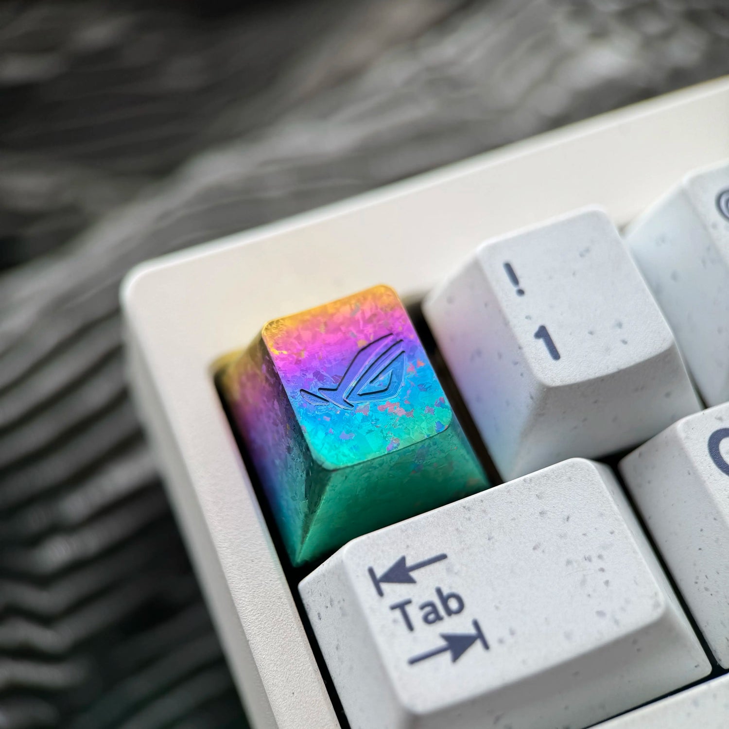 ROG (Republic of Gamers) logo, 1U titanium alloy ice crystal patterned personalized keycap, computer peripheral mechanical keyboard decorative keycap