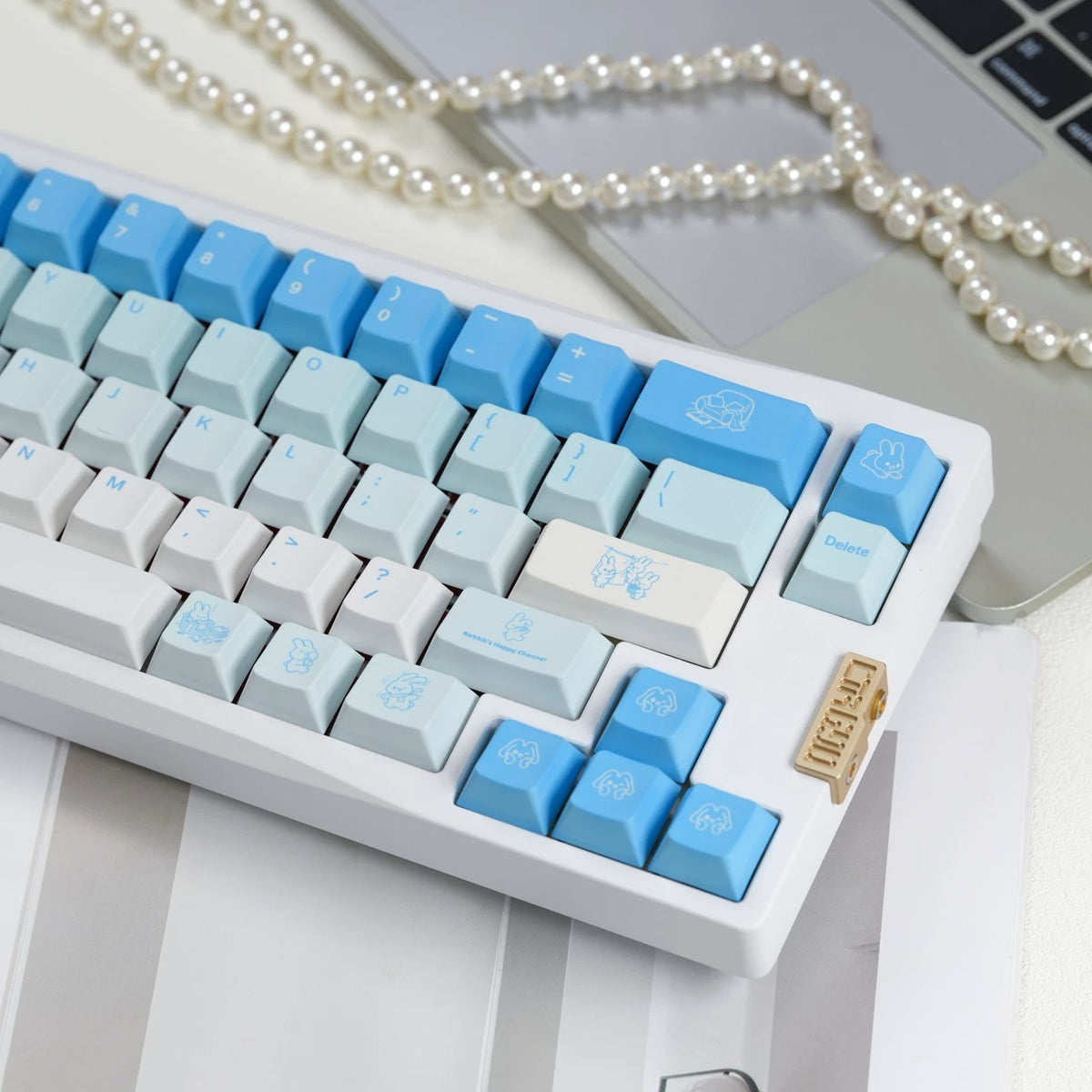 Leisure rabbit themed design mechanical keyboard keycaps in blue and white color scheme, PBT material personalized keycap set, mechanical keyboard replacement decorative keycaps, compatible with 61/64/68/75/84/87/104 key mechanical keyboard