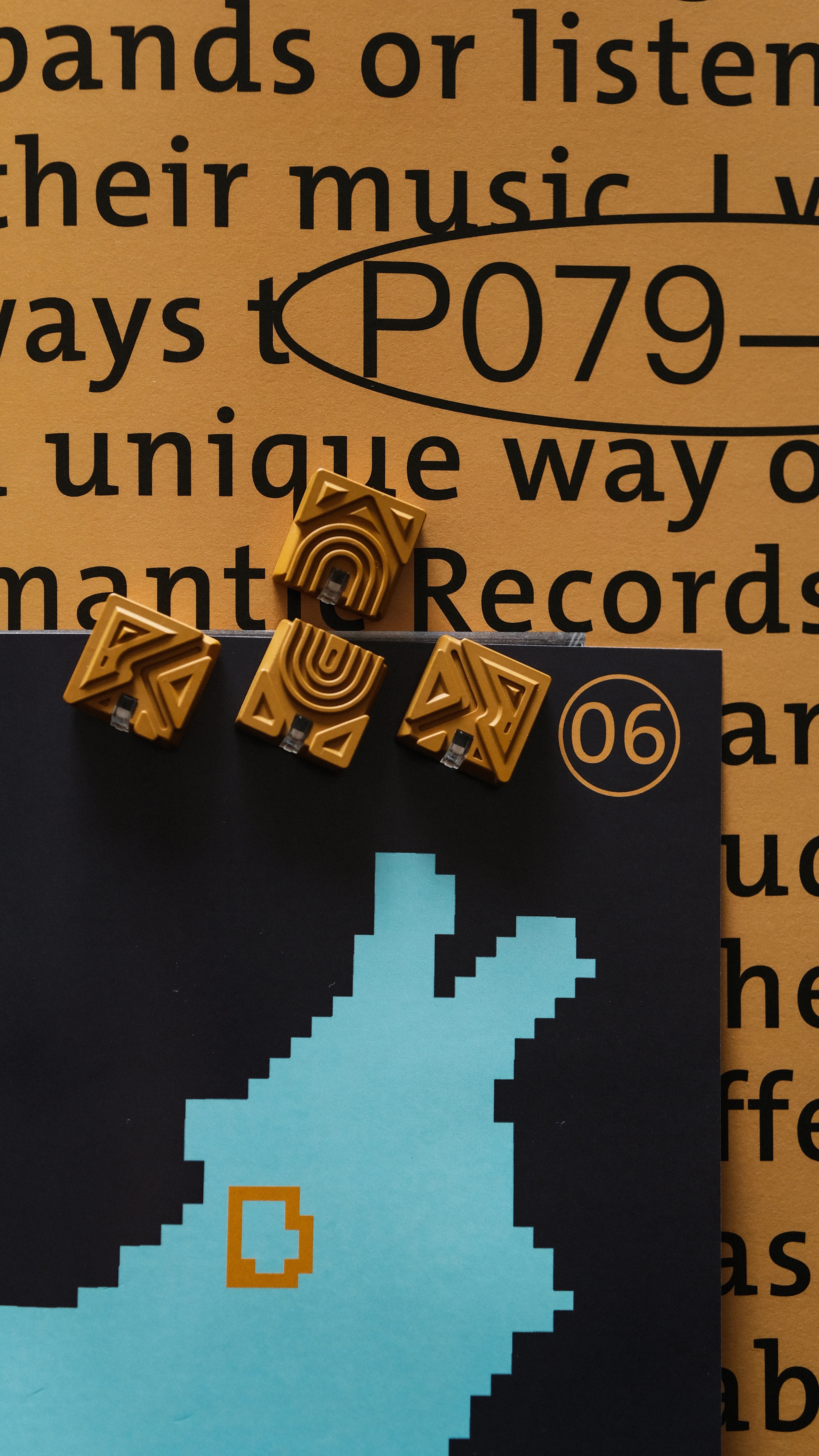 Misalignment design, directional key set, translucent effect, minimalist resin+metal powder material personalized keycaps, mechanical keyboard decorative keycaps