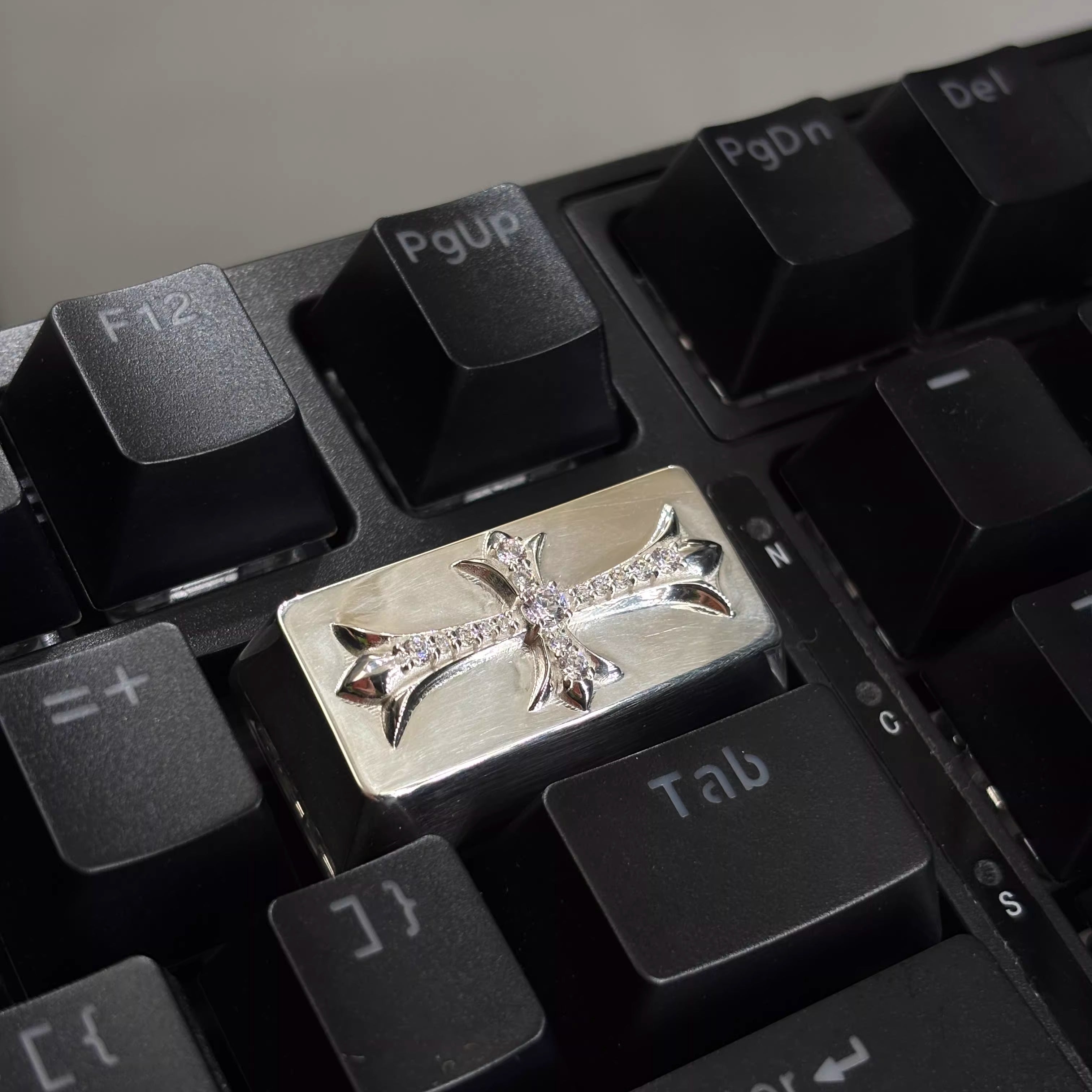CH style, Metal retro patterned personalized keycaps, trendy and fashionable with decorative keycaps