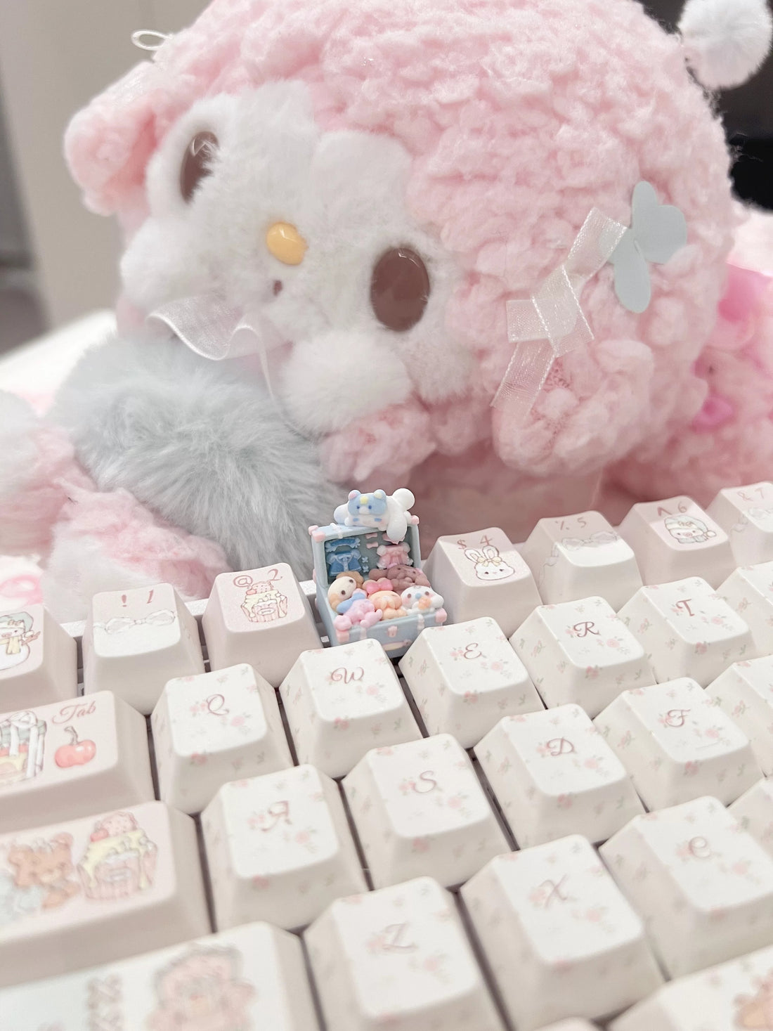 The suitcase is full Cinnamoroll 3 D printing resin printing and coloring, three-dimensional modeling, anime, gaming, cultural creativity, personalized keycaps, mechanical keyboard decoration keycaps