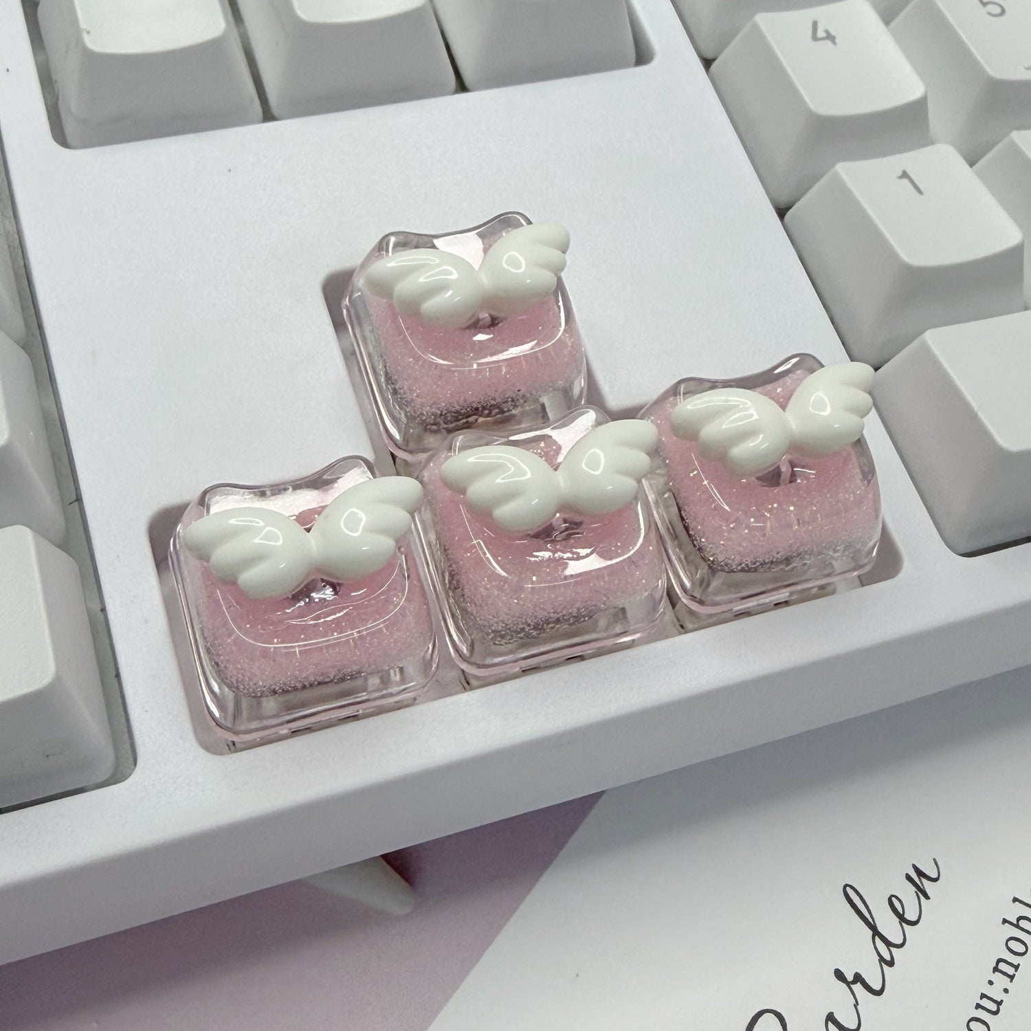 Cute wing resin personalized keycap directional key set, white wing shaped creative keycap, mechanical keyboard decorative keycap