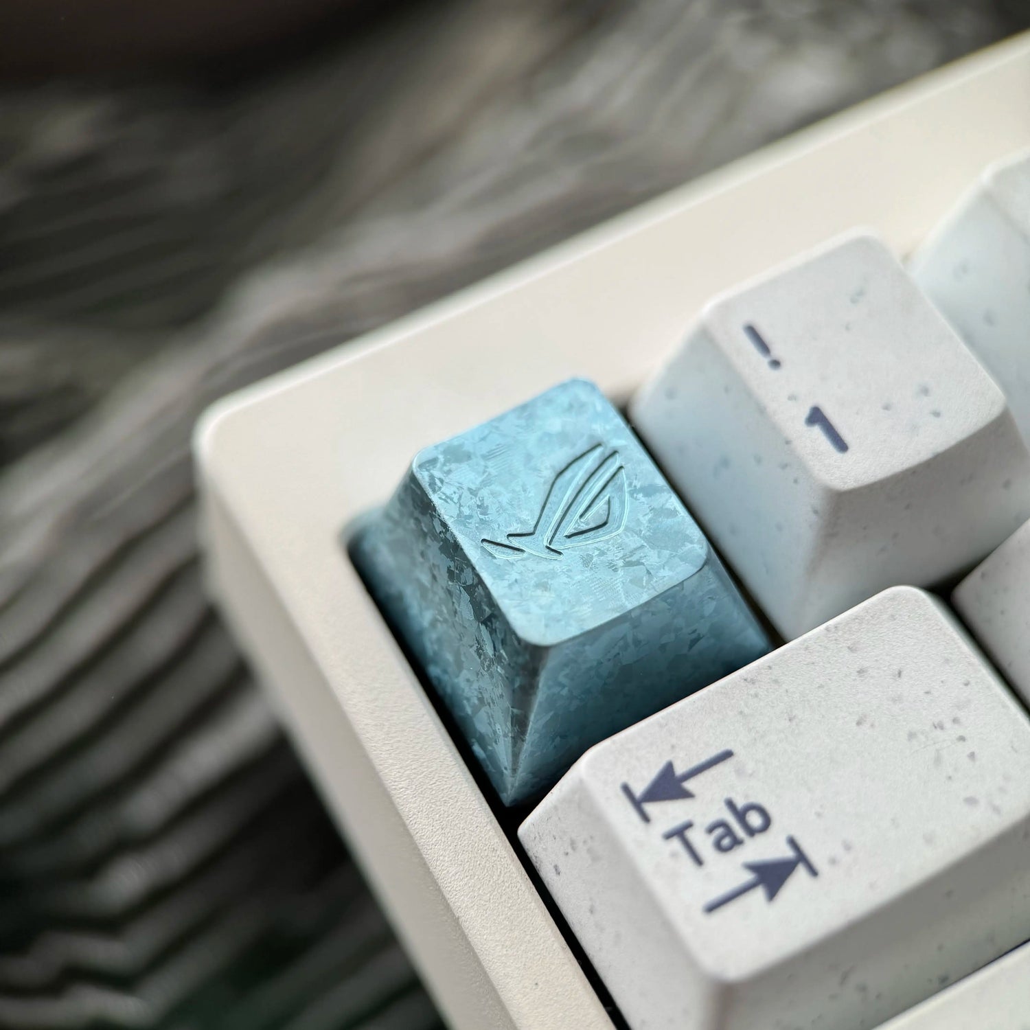 ROG (Republic of Gamers) logo, 1U titanium alloy ice crystal patterned personalized keycap, computer peripheral mechanical keyboard decorative keycap