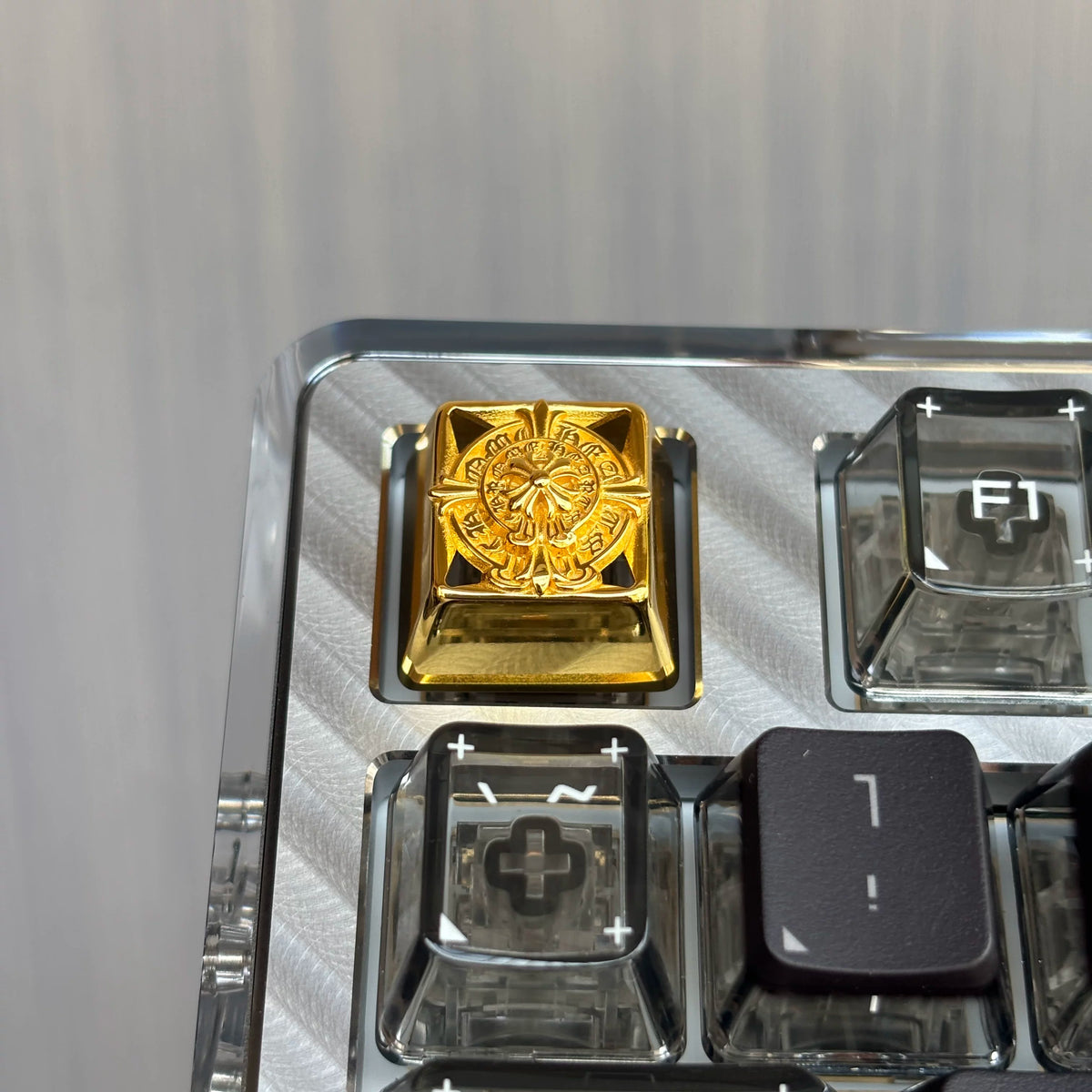 Retro cross-pattern keycaps, openwork Gothic-style metal-accented keycaps, unique silver/copper keycaps, and trendy, artistic keycaps for mechanical keyboards.