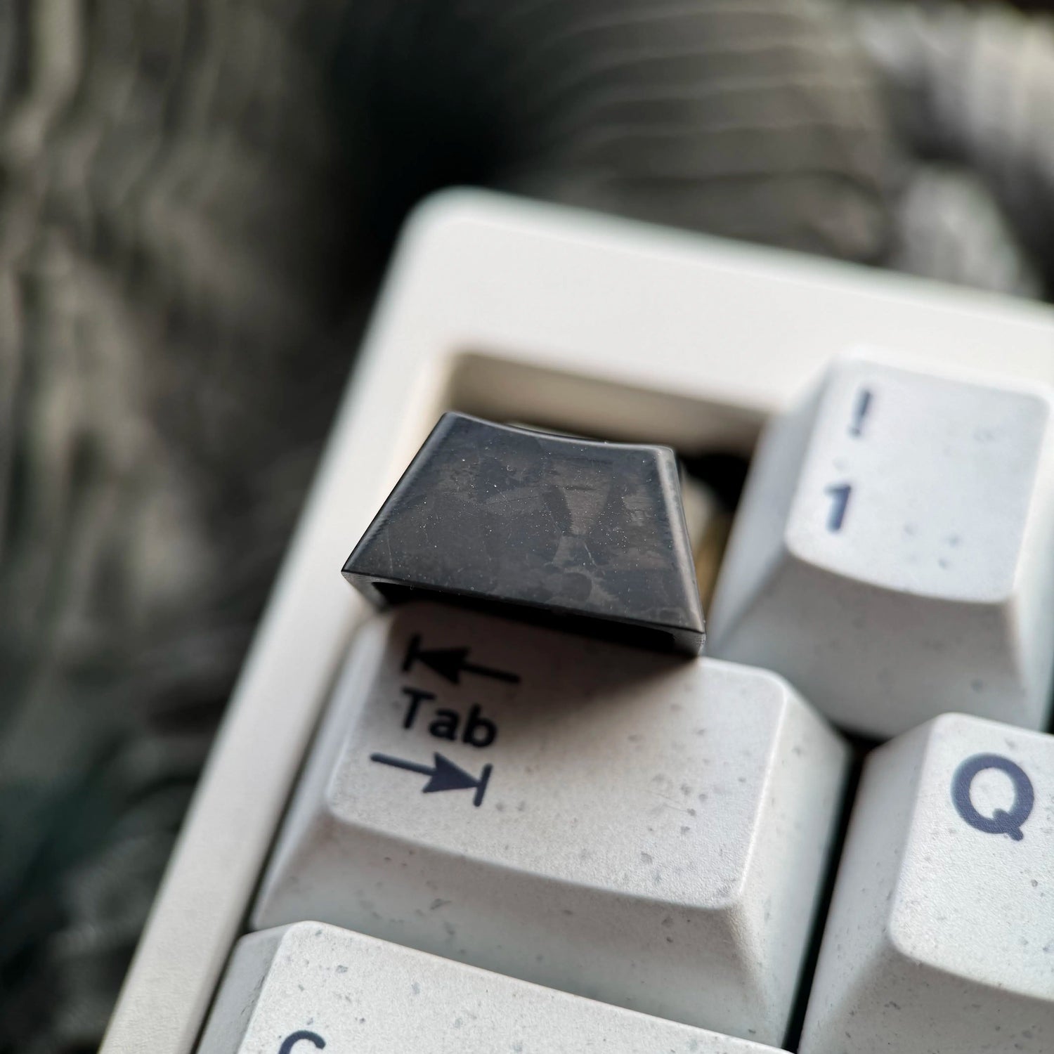Black titanium alloy ice crystal patterned personalized keycap, titanium alloy simple metal decorative keycap basic version