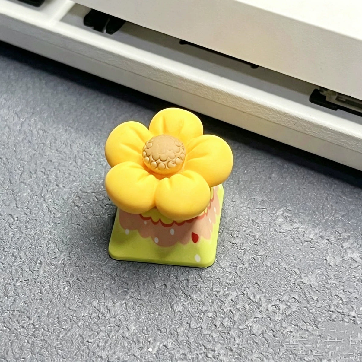 Personalized keycaps with cute flower designs, cut cartoon keycaps with flowers, romantic flowers, mechanical keyboard decorative keycaps