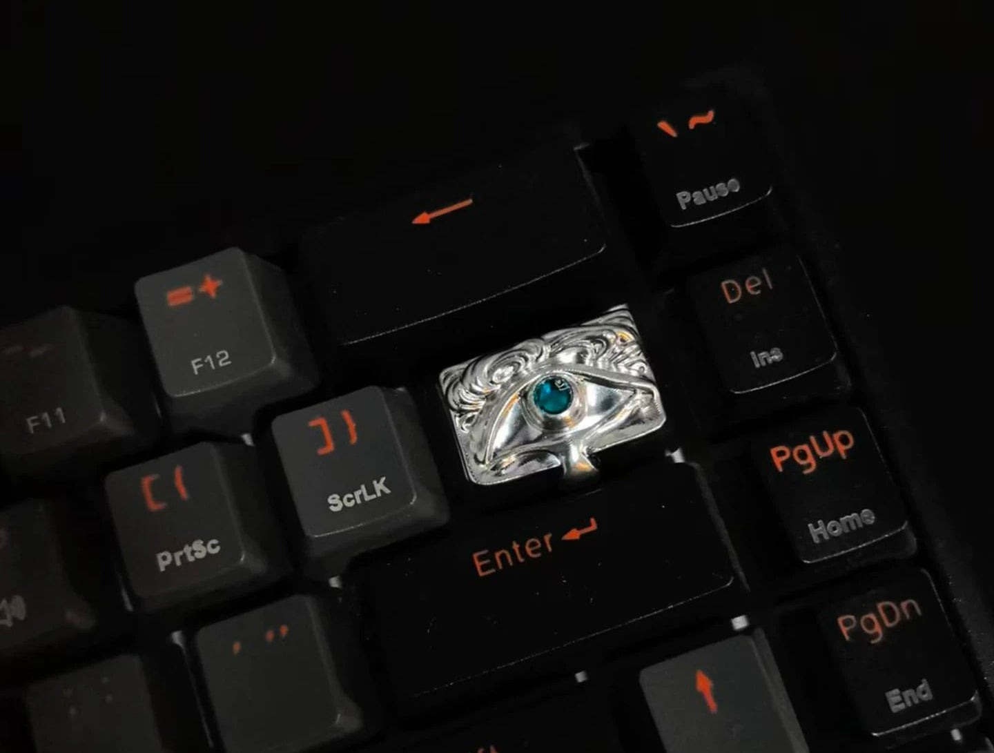 Diamond tears, resin inlaid personalized keycaps, fashionable art mechanical keyboard decorative keycaps.