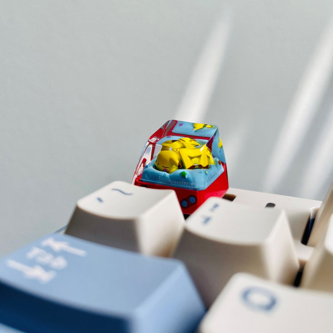 Pok é mon, Pikachu lying down 1 U Crystal drops of glue, SA highly personalized keycaps, anime and game mechanical keyboard accessories decorative keycaps