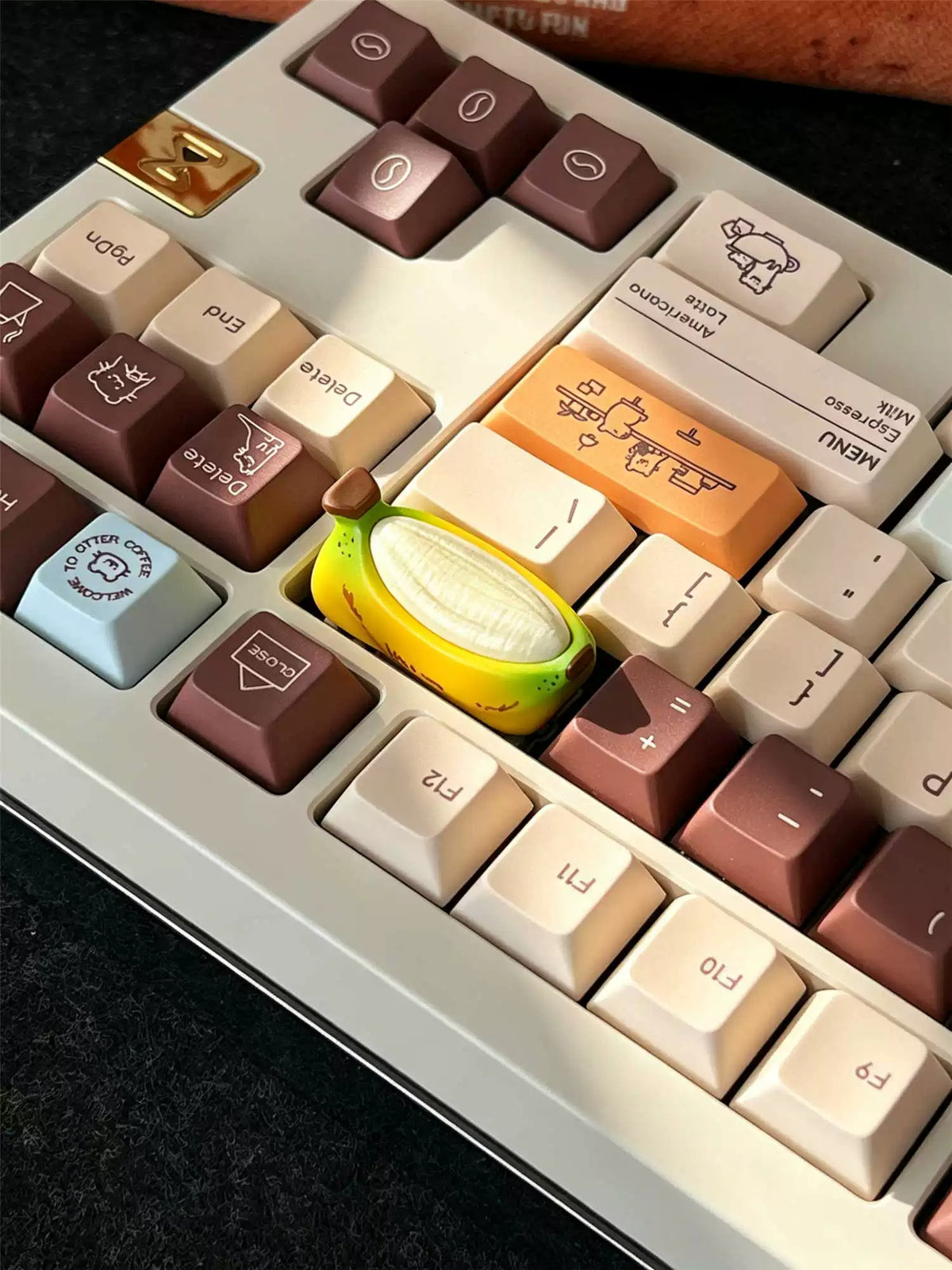 Banana shaped resin personalized keycaps, fruit keycaps, trendy cultural and creative keycaps, mechanical keyboard backspace/enter/caps replacement keycaps, decorative keycaps