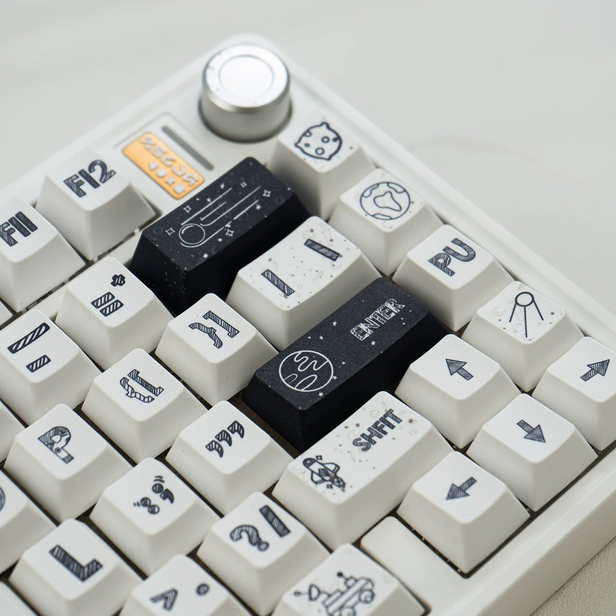 White astronaut theme, space UFO creative design big characters PBT material personalized keycap set, creative decorative keycap set, compatible with 61/64/68/75/84/87/104 mechanical keyboard replacement keycap