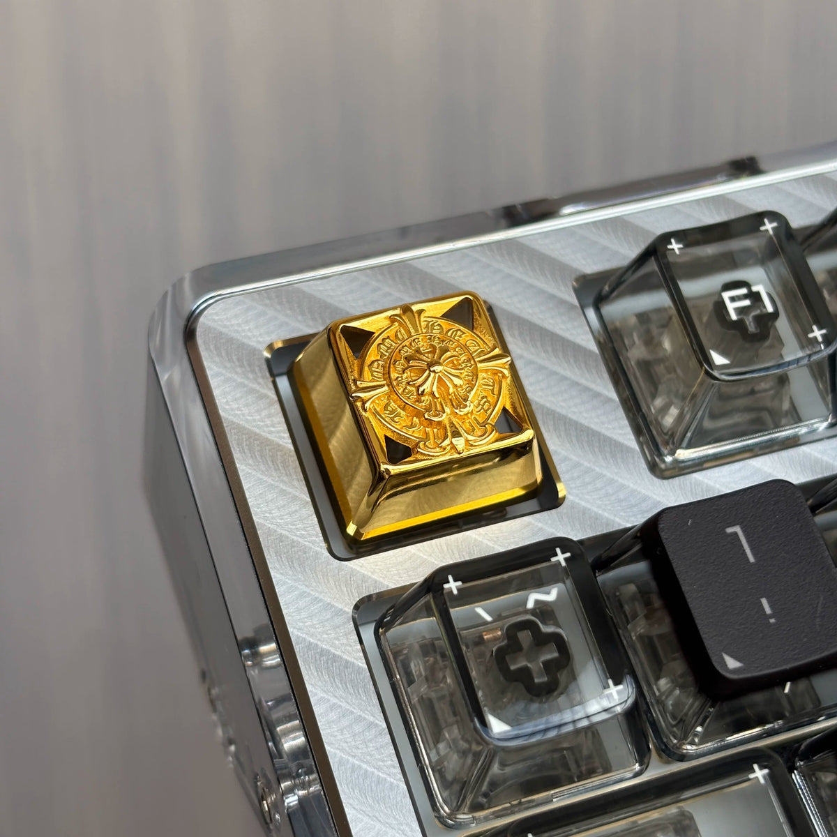 Retro cross-pattern keycaps, openwork Gothic-style metal-accented keycaps, unique silver/copper keycaps, and trendy, artistic keycaps for mechanical keyboards.