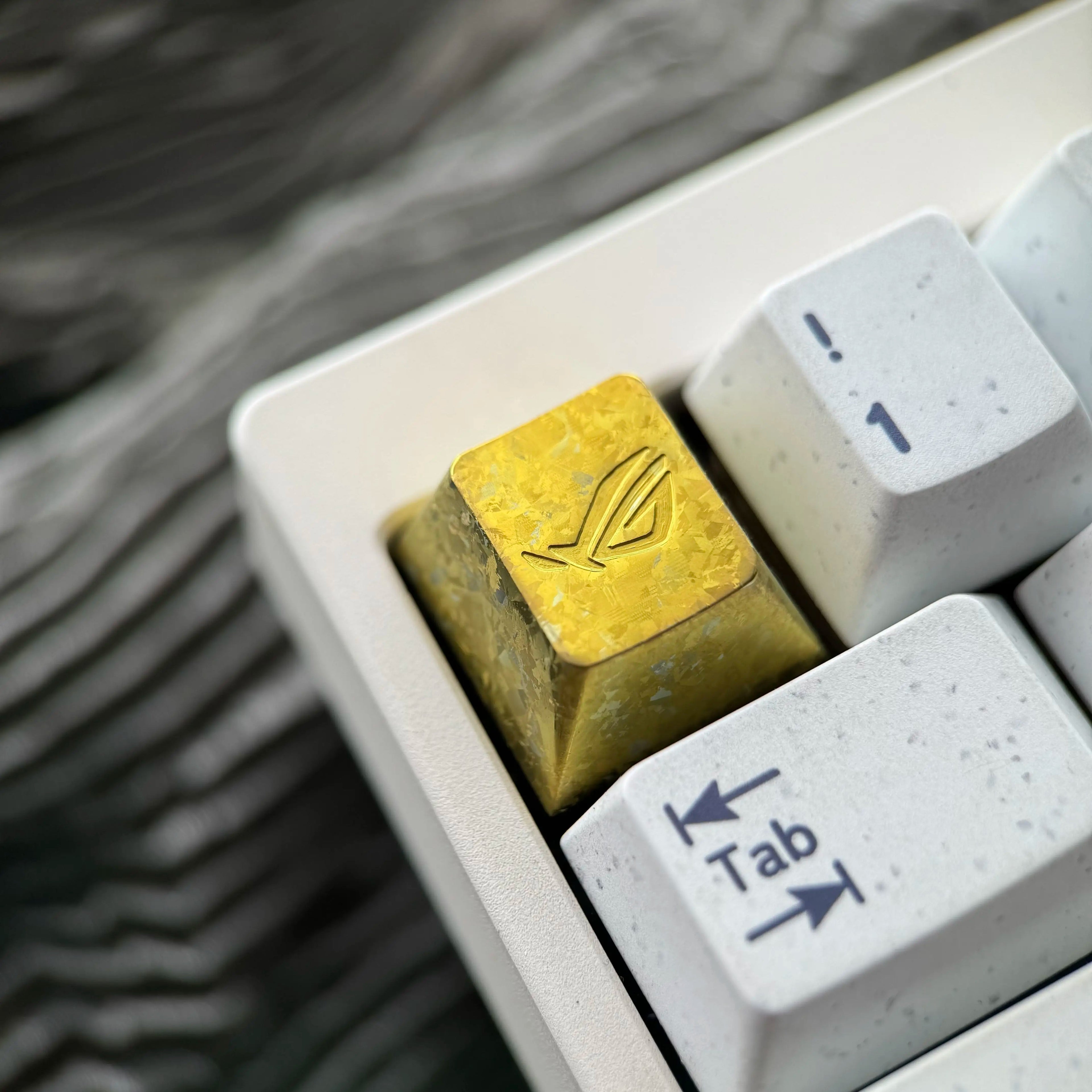 ROG (Republic of Gamers) logo, 1U titanium alloy ice crystal patterned personalized keycap, computer peripheral mechanical keyboard decorative keycap