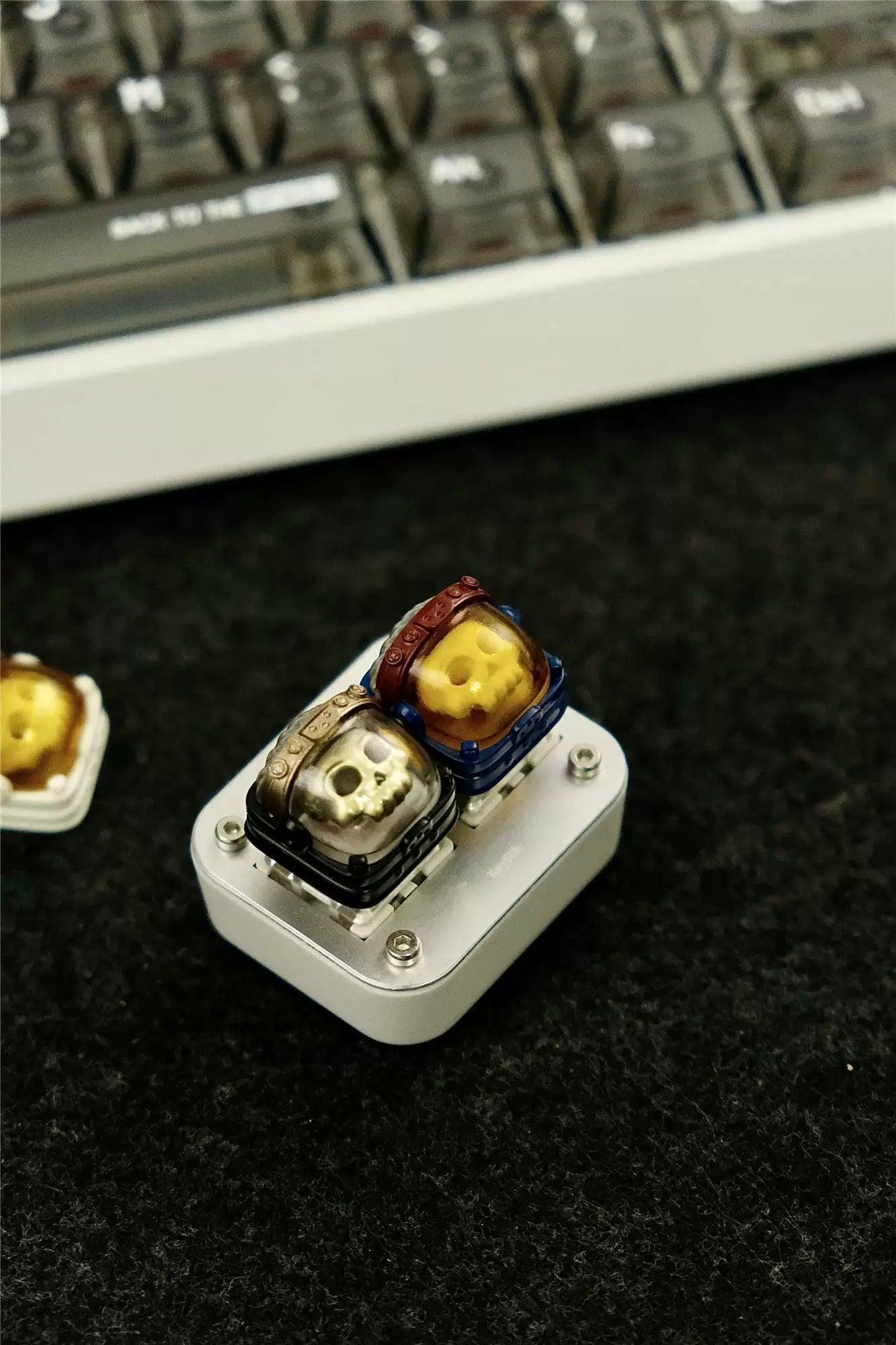 Skeleton Space Man Machine Gun Soldier Personalized Keycaps, Original Design Resin Material Mechanical Keyboard Decorative Keycaps, Cartoon Art Keycaps