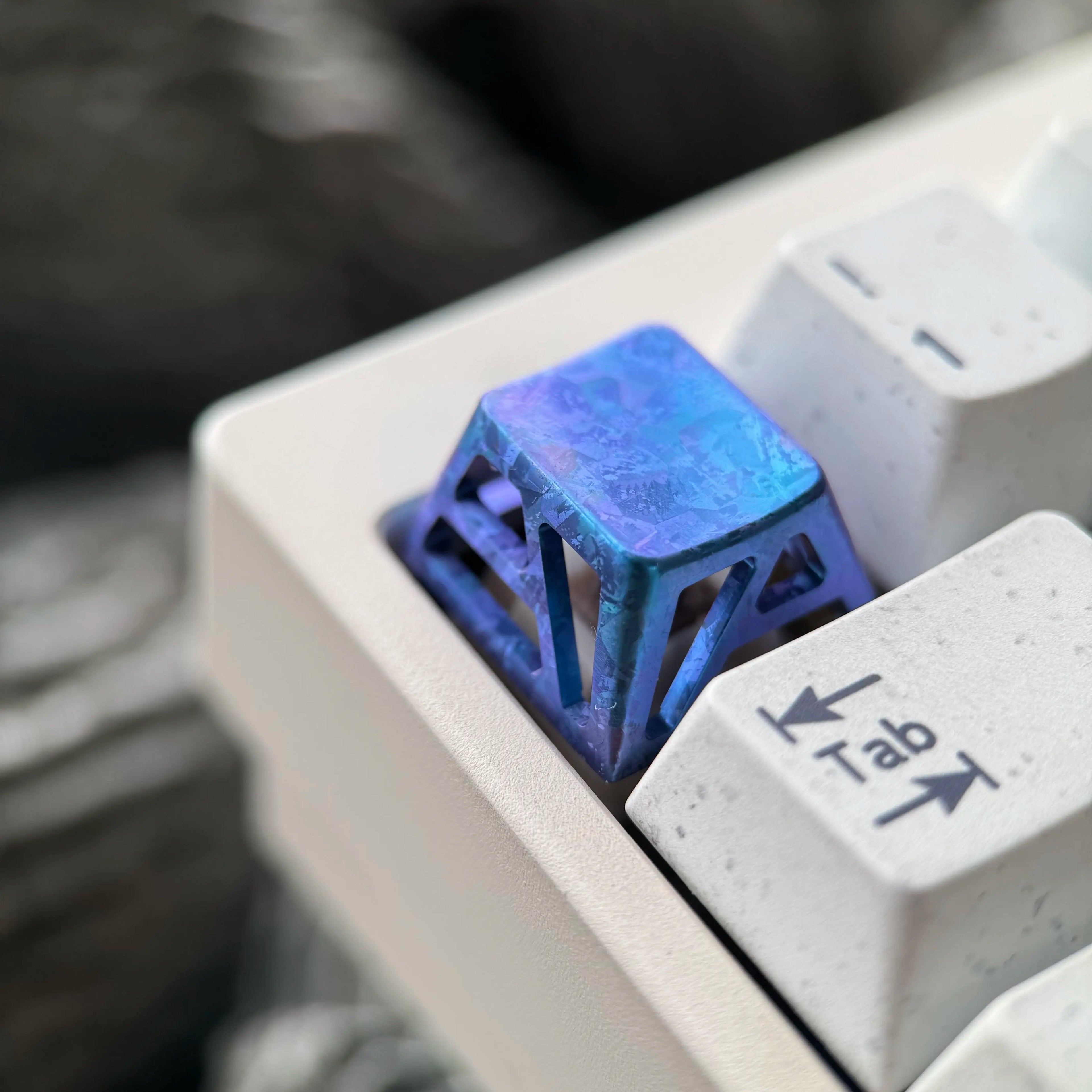 Lightweight hollow design titanium alloy personalized keycap, minimalist style keycap, titanium alloy ice crystal pattern mechanical keyboard replacement keycap R4 height