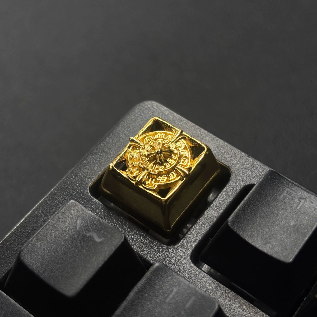Retro cross-pattern keycaps, openwork Gothic-style metal-accented keycaps, unique silver/copper keycaps, and trendy, artistic keycaps for mechanical keyboards.