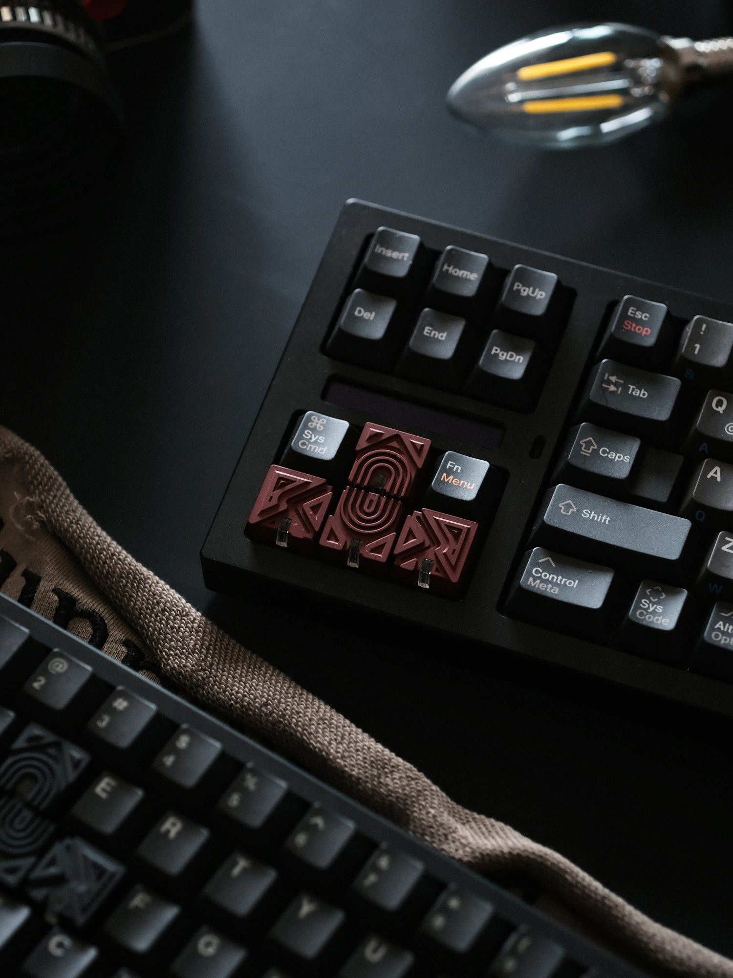 Misalignment design, directional key set, translucent effect, minimalist resin+metal powder material personalized keycaps, mechanical keyboard decorative keycaps