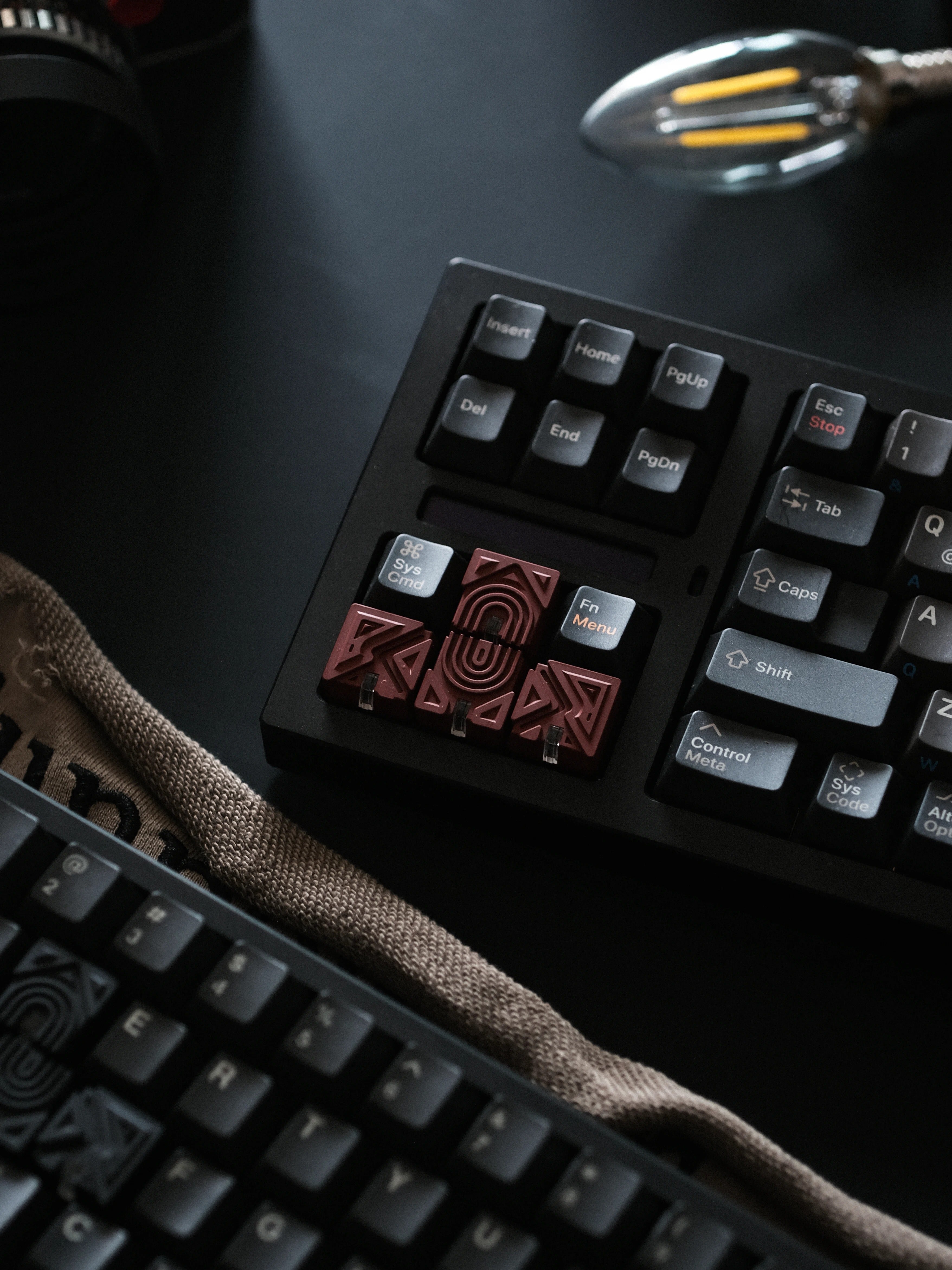 Misalignment design, directional key set, translucent effect, minimalist resin+metal powder material personalized keycaps, mechanical keyboard decorative keycaps