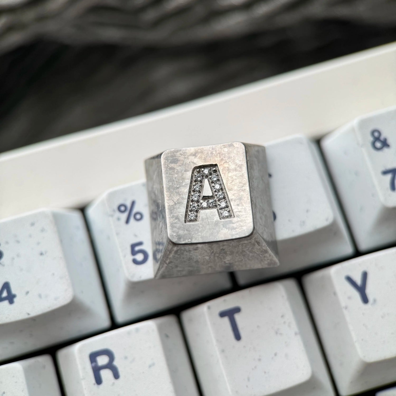 WASD combination set, titanium alloy inlaid gemstone CNC personalized keycaps, machined metal decorative keycaps, corrosion-resistant special metal keycaps, mechanical keyboard decorative keycaps