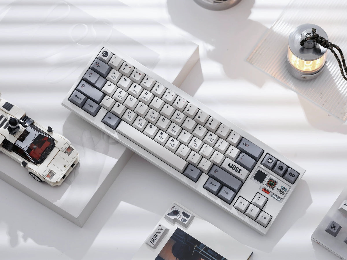SPACE CRISIS  themed design, MOSS creative keycap set, PBT material personalized keycap set, mechanical keyboard replacement decorative keycaps, compatible with 61/64/68/75/84/87/104 key mechanical keyboard
