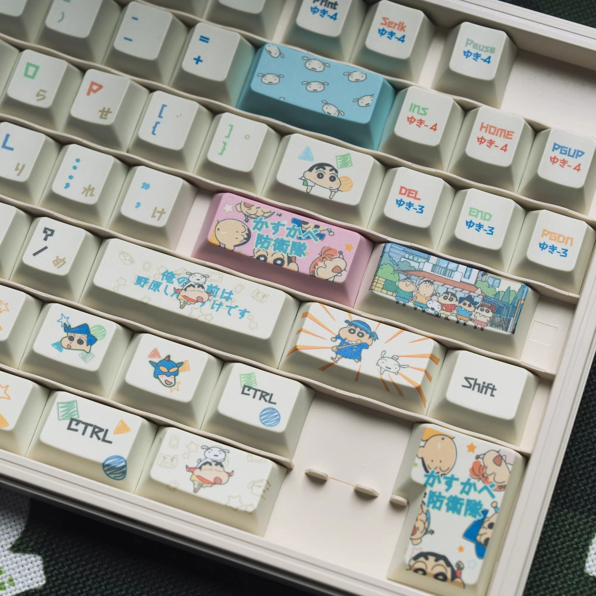 Crayon Shin chan themed personalized keycap set, made of PBT material, original high PBT full five sided heat sublimation cartoon keycap
