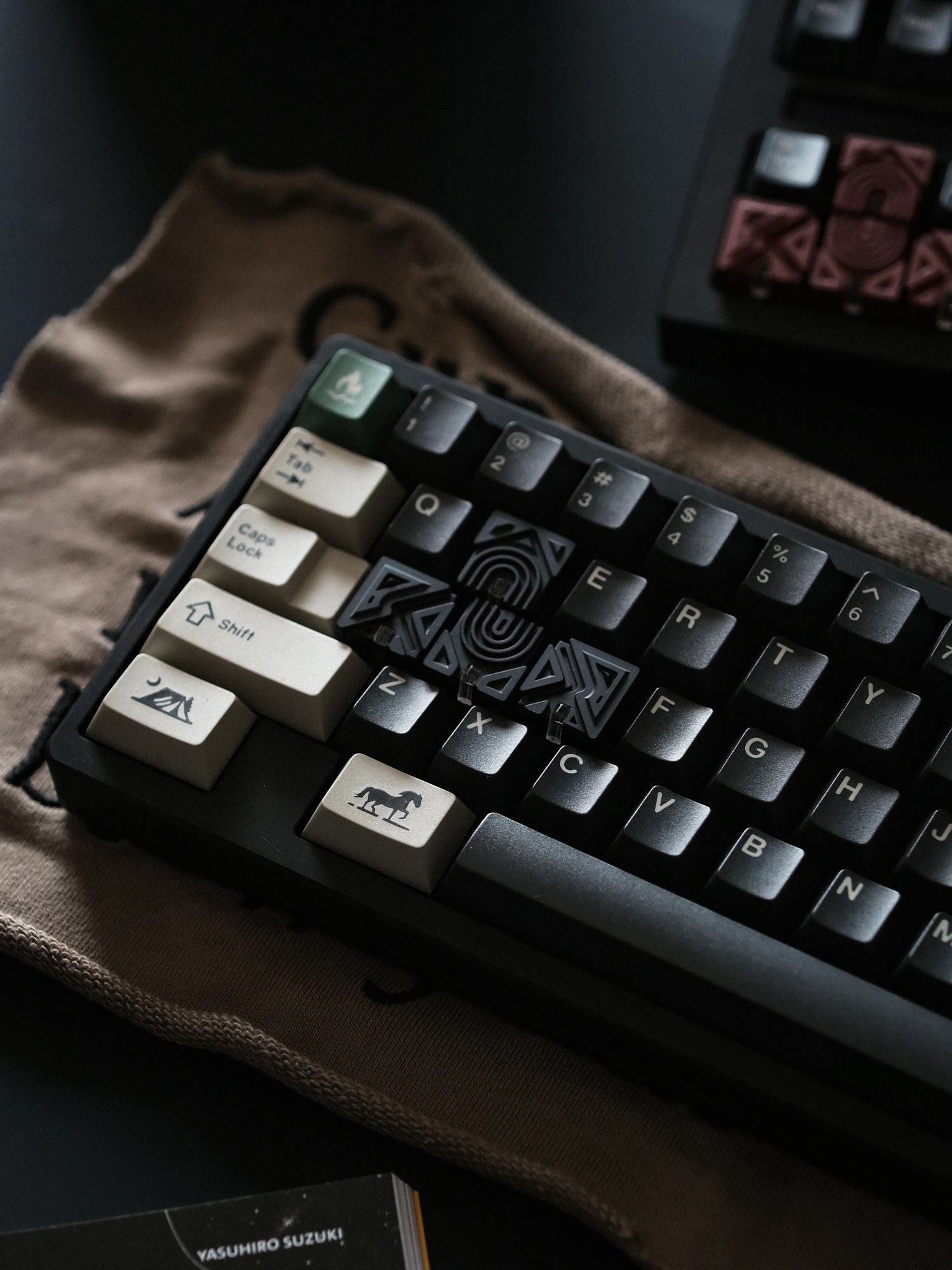 Misalignment design, directional key set, translucent effect, minimalist resin+metal powder material personalized keycaps, mechanical keyboard decorative keycaps