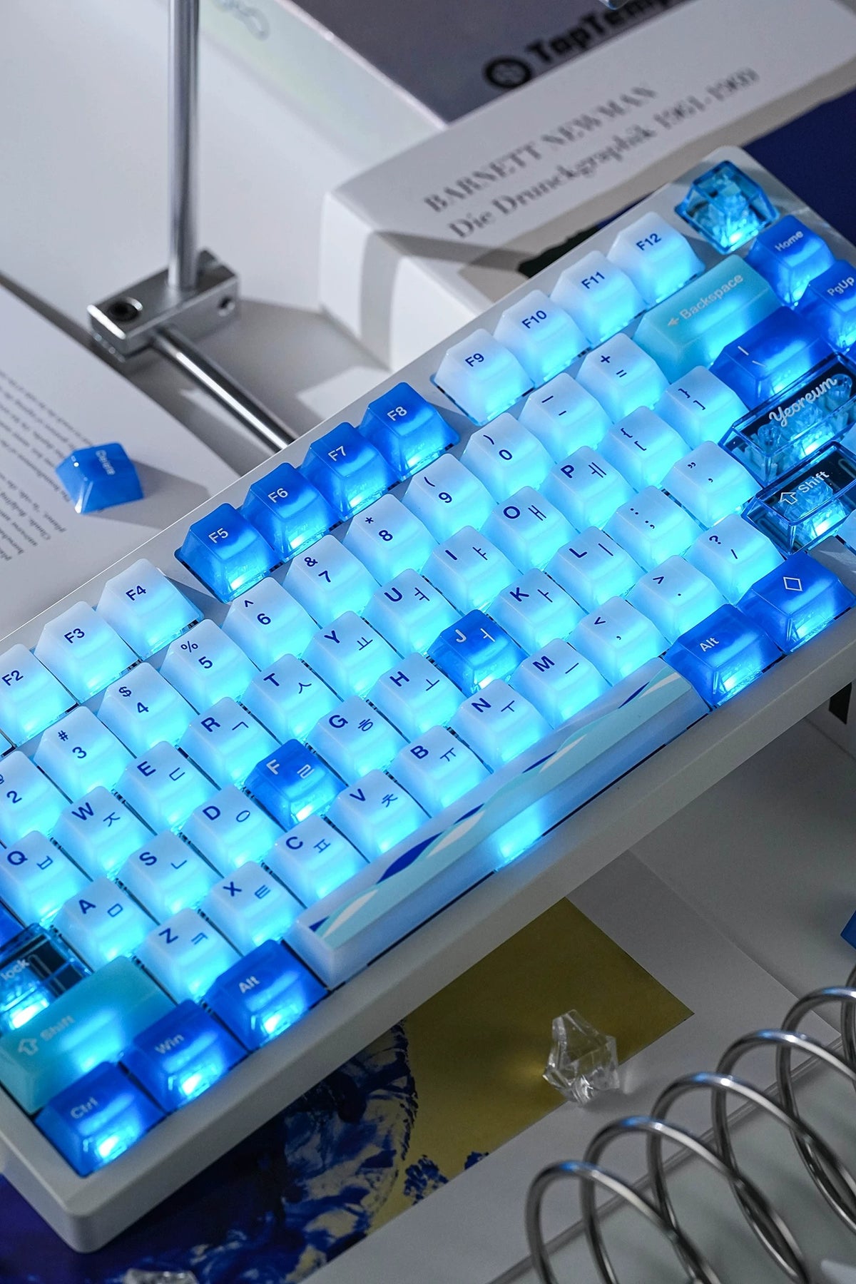 Ocean View theme design. PC semi transparent material personalized key cap set, blue ocean themed cultural creative decorative keycaps, compatible with 61/64/68/75/84/87/104 key mechanical keyboard